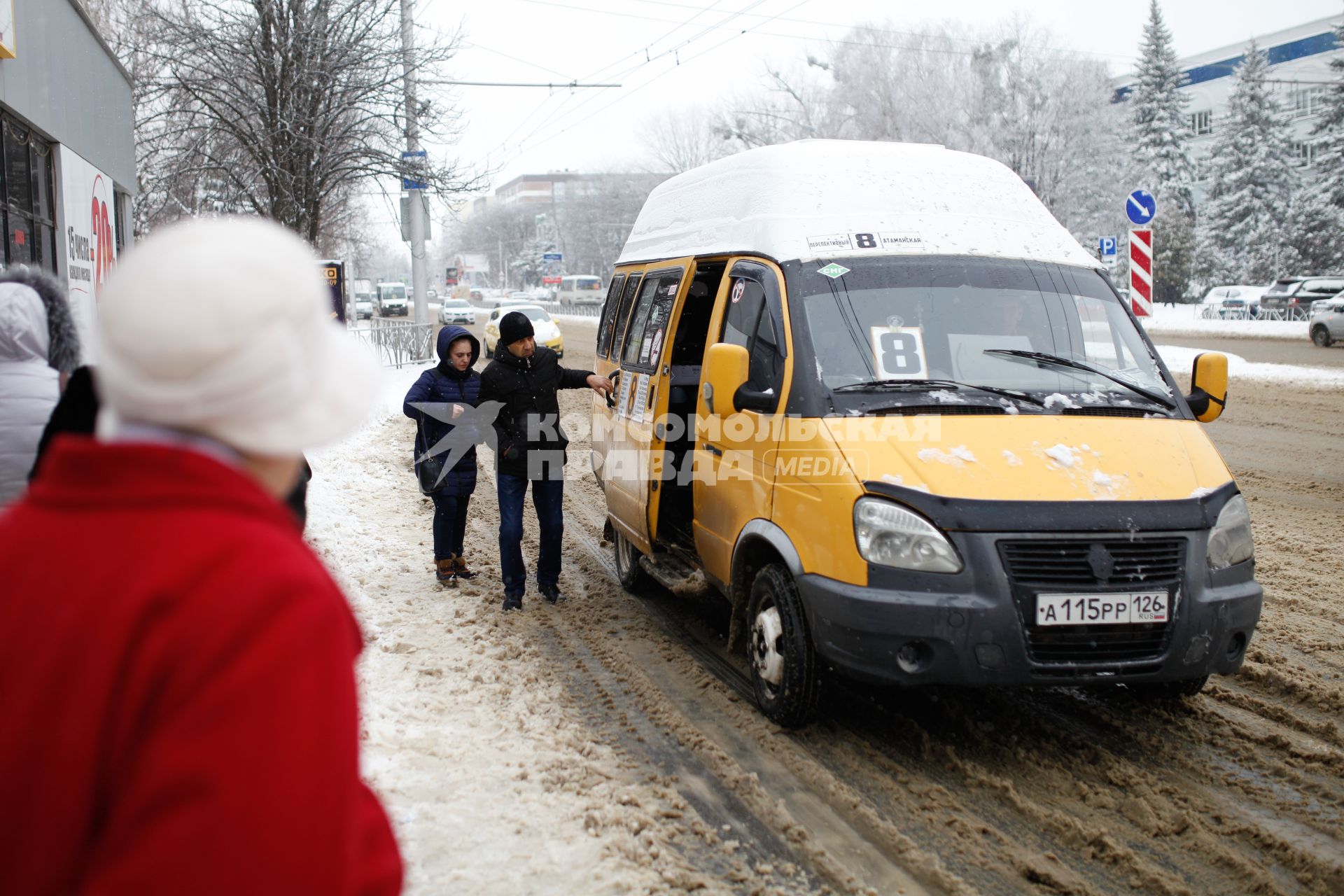 Ставрополь. Пассажиры садятся в маршрутку на одной из улиц  города.