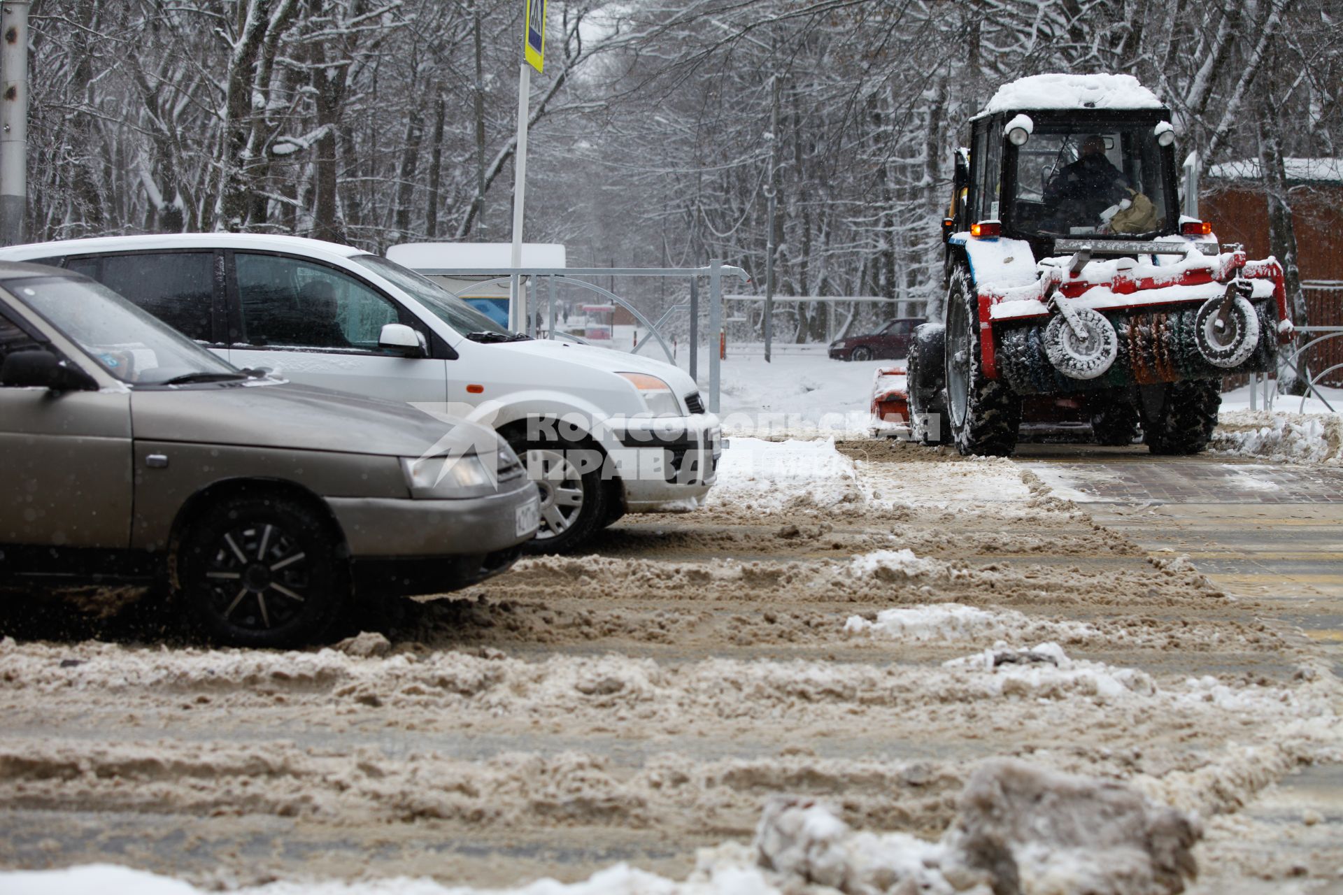 Ставрополь. Работник коммунальных служб на тракторе чистит дорогу от снега.