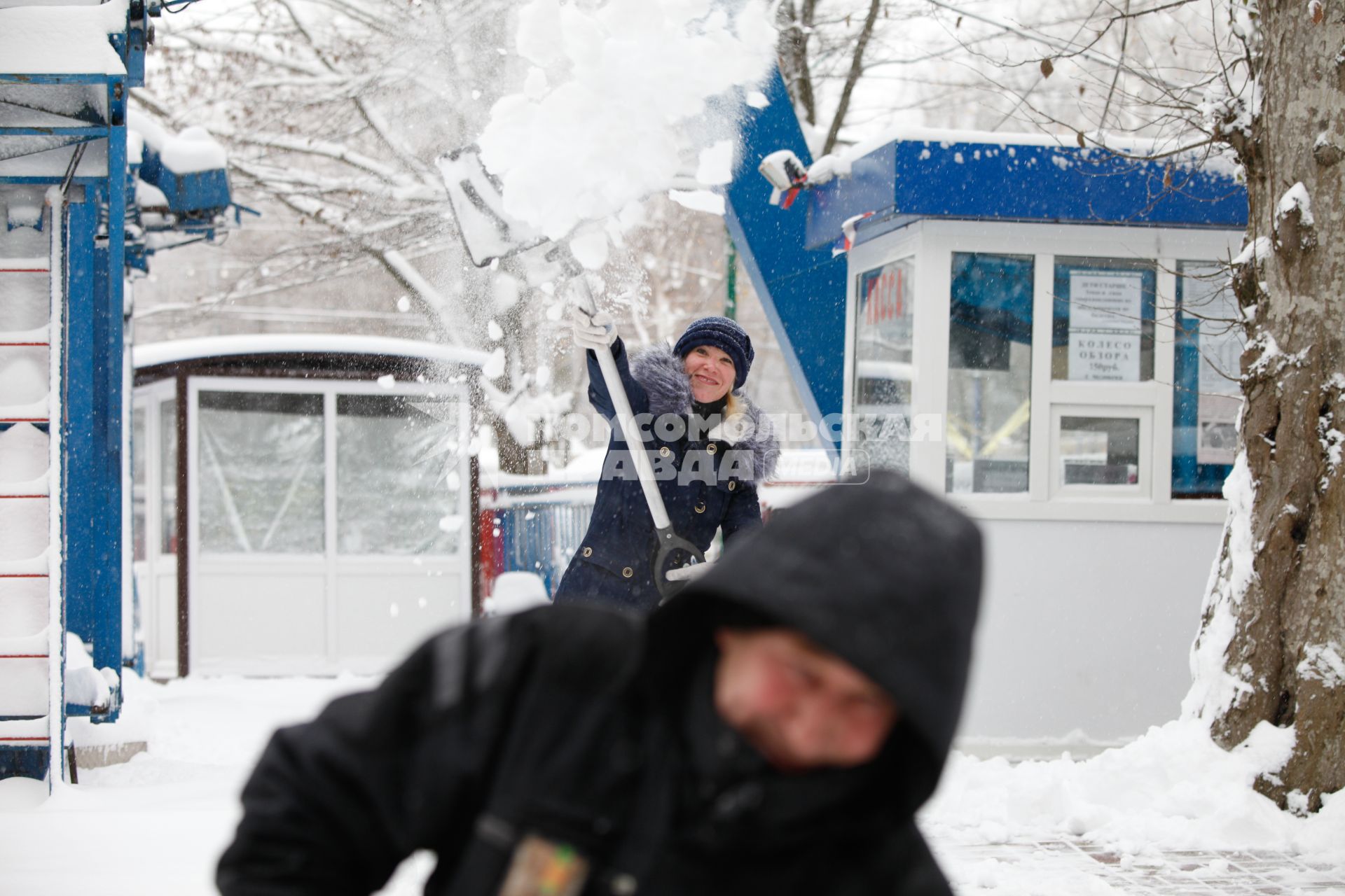 Ставрополь. Молодые люди чистят снег .