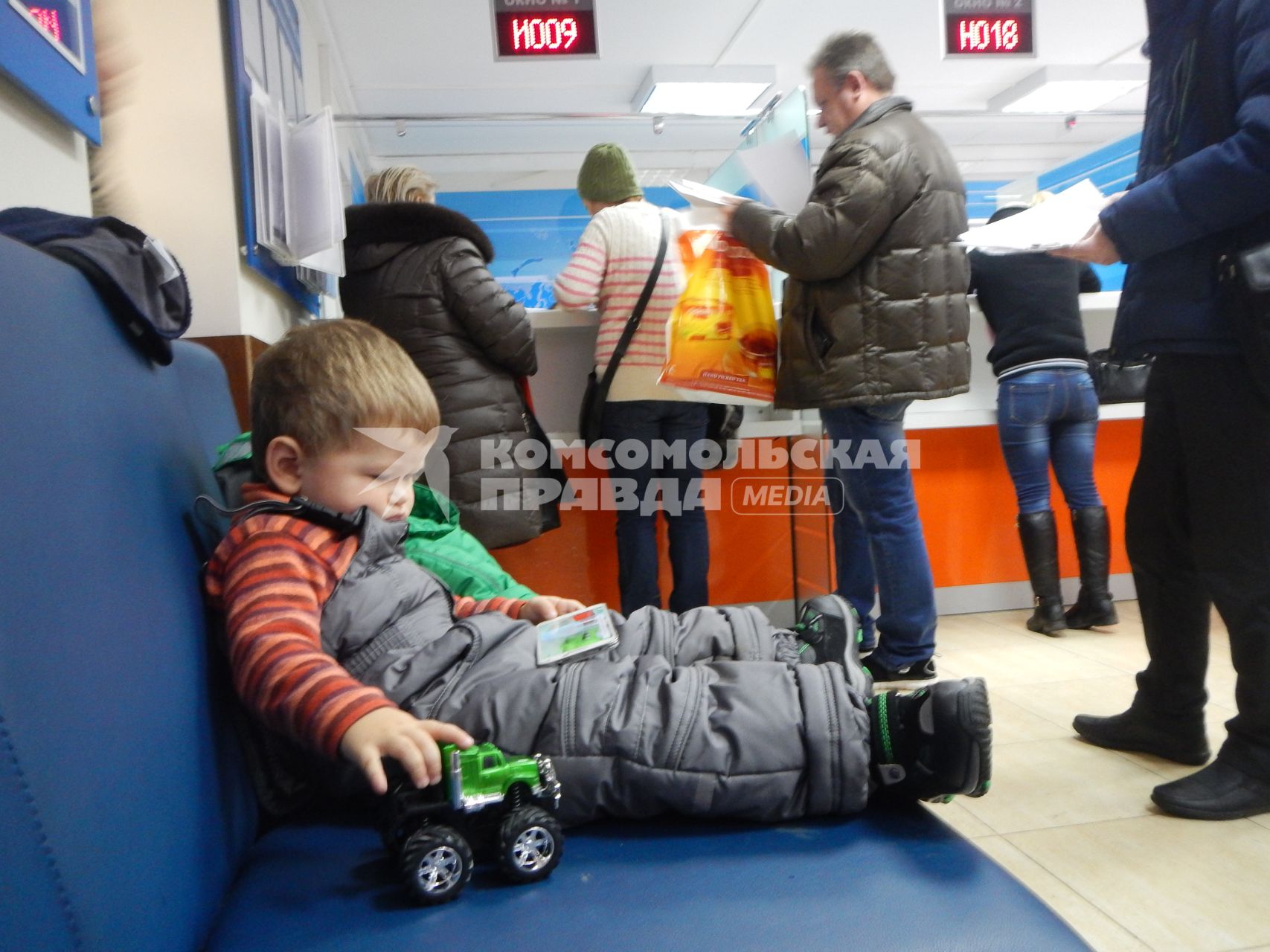 Москва. Очередь в налоговой инспекции.