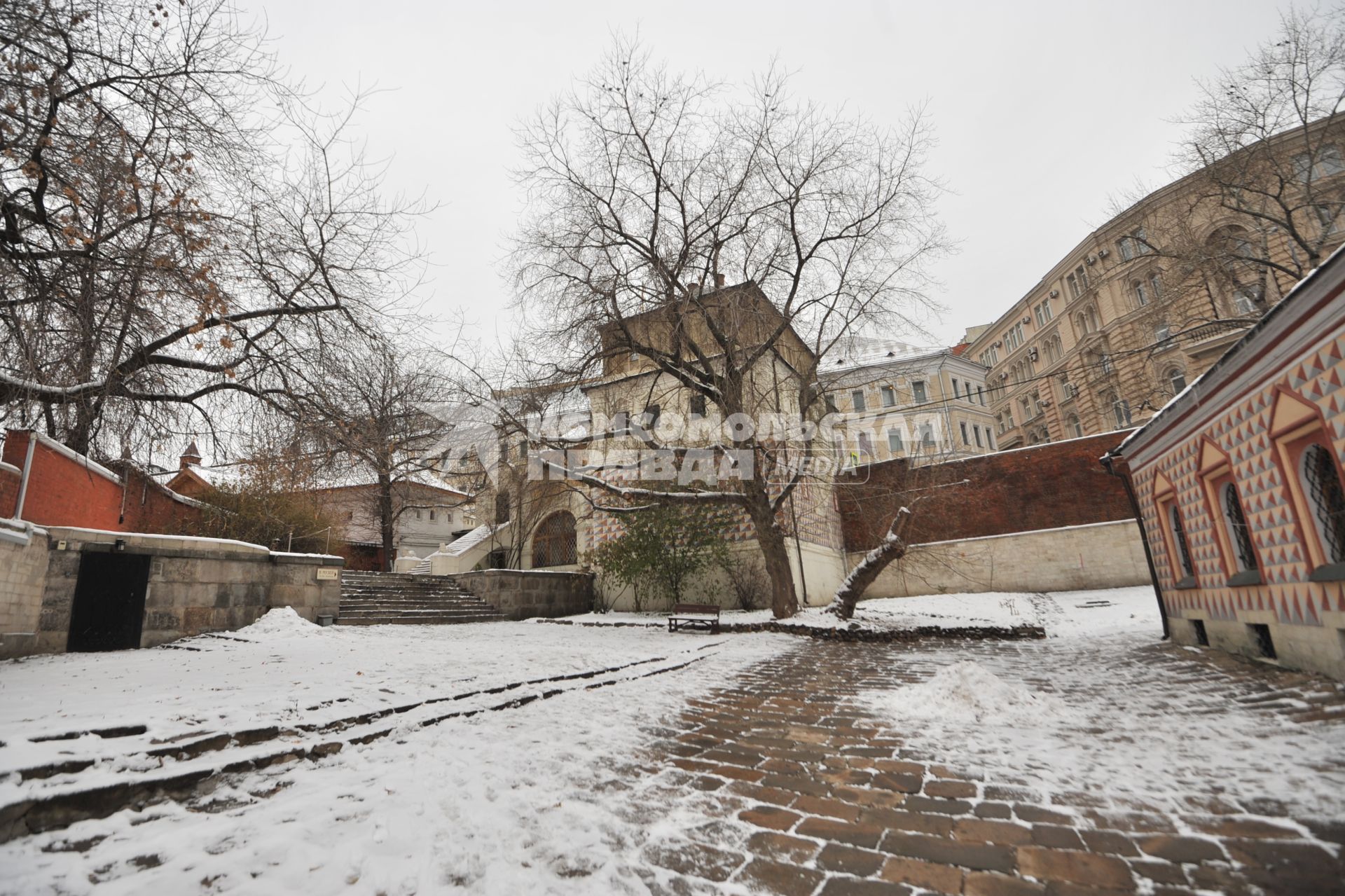 Москва.   Вид на палаты бояр Романовых.