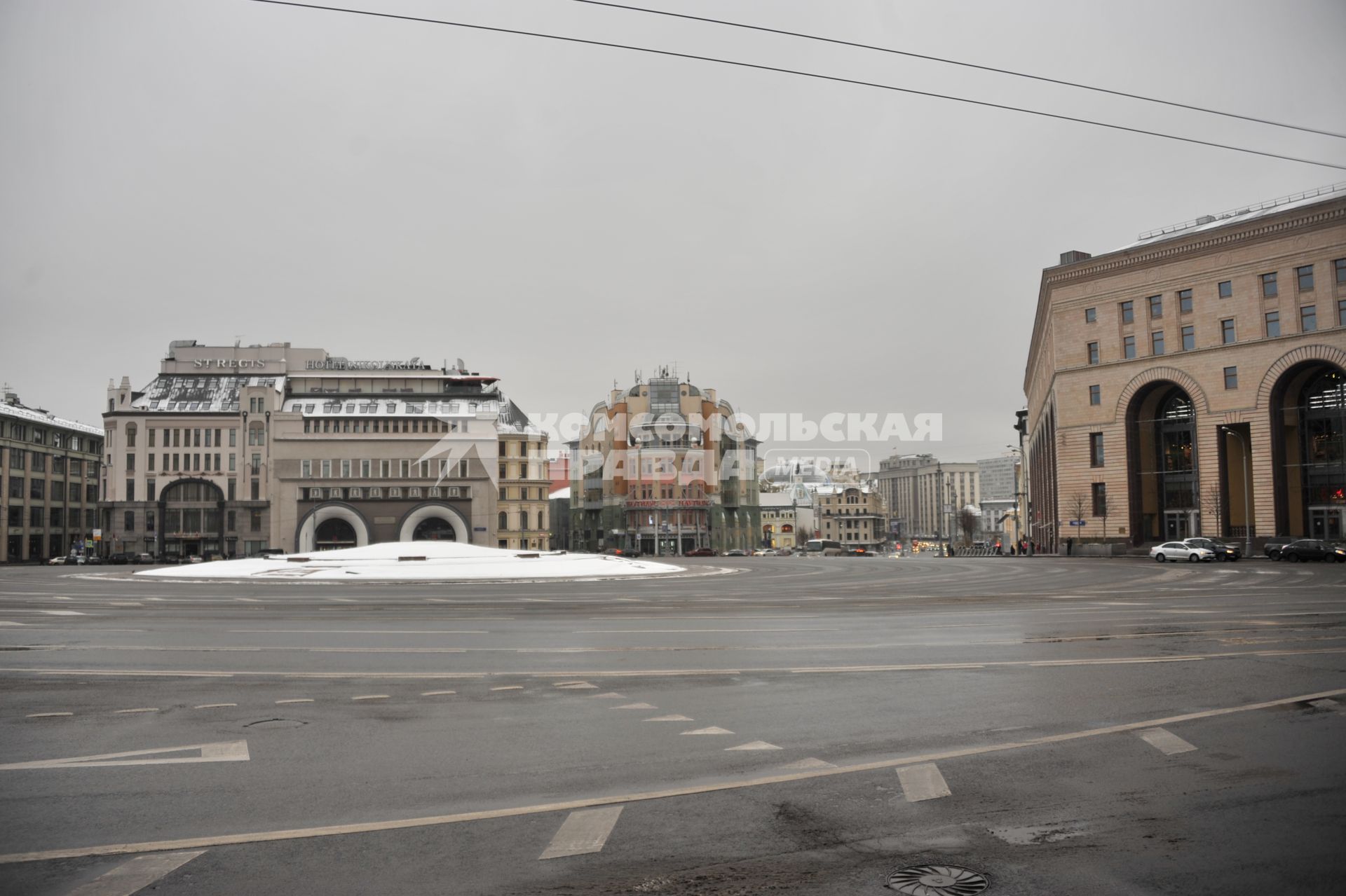 Москва. Вид с Лубянской площади на торговый центр  `Наутилус`  ( в центре) и Театральный проезд .