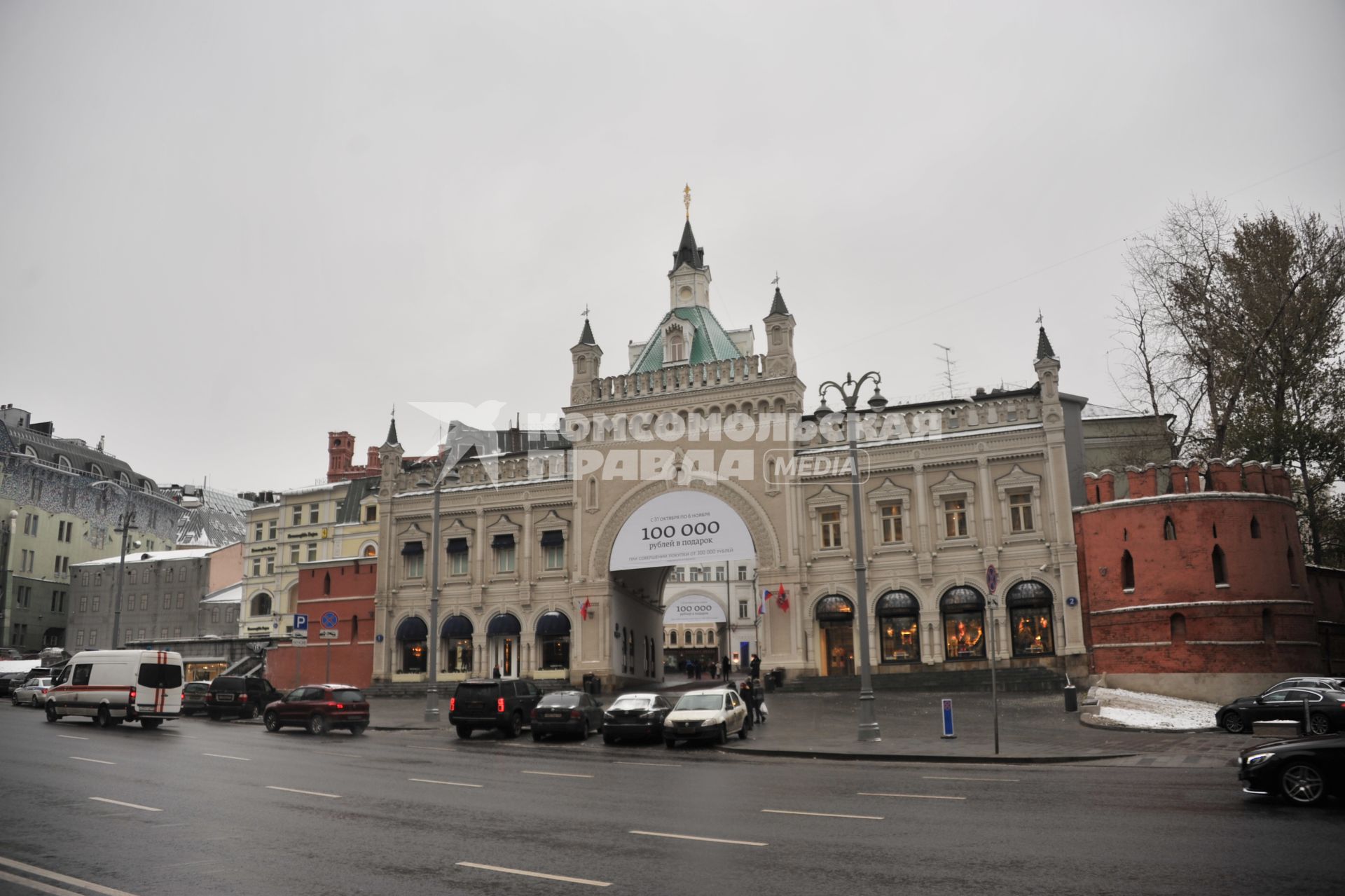 Москва.   Вид на арку Третьяковского проезда со стороны Театрального проезда и Птичью башню Китайгородской стены (справа).