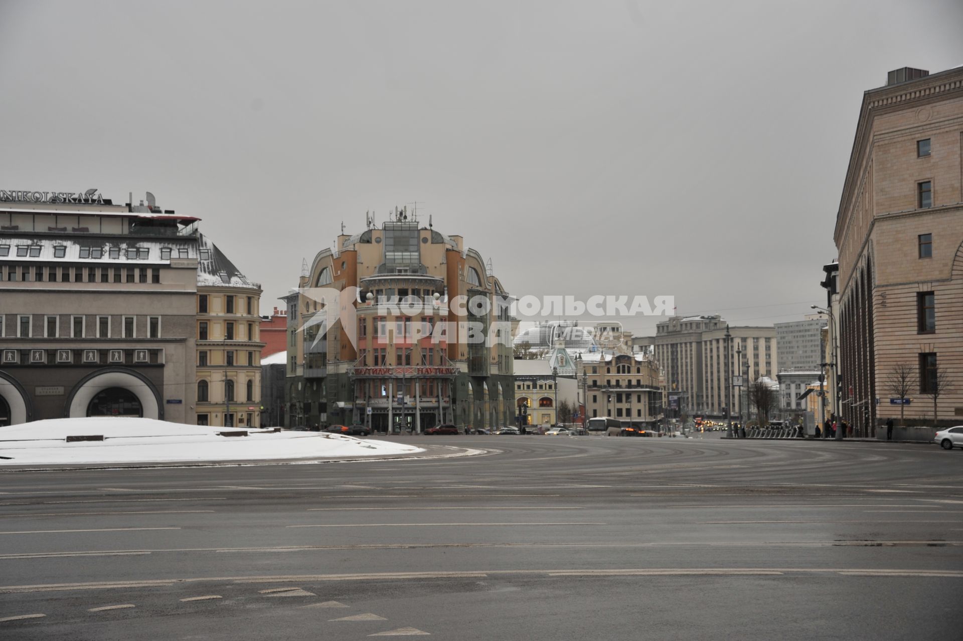 Москва. Вид с Лубянской площади на торговый  центр `Наутилус` и Театральный проезд .