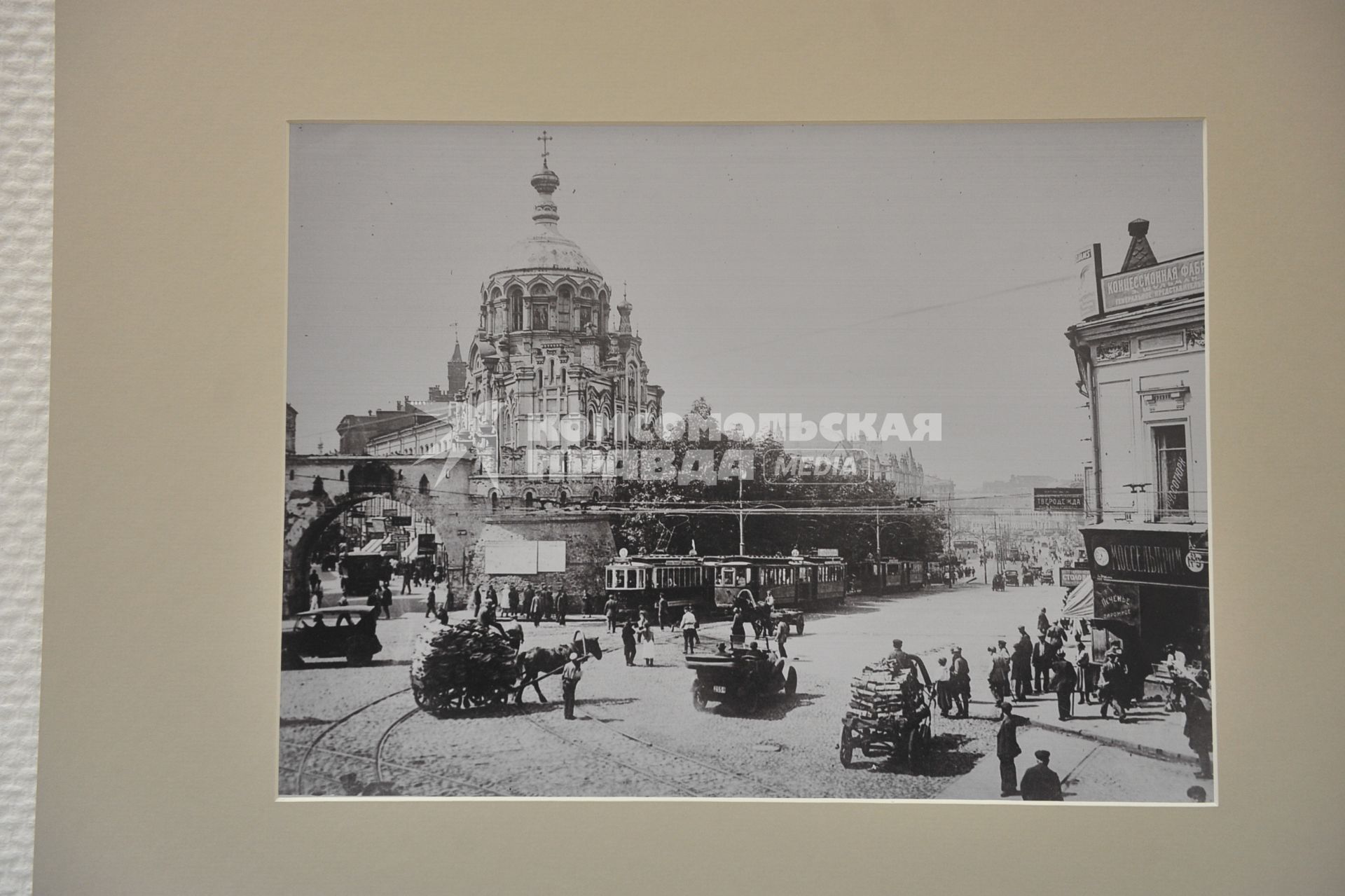 Москва. Фототипия  Владимирские (Никольские ворота)  и часовня Пантелеймона целителя 1900 г.   из фондов    Музейного объединения ` Музеи Москвы`.