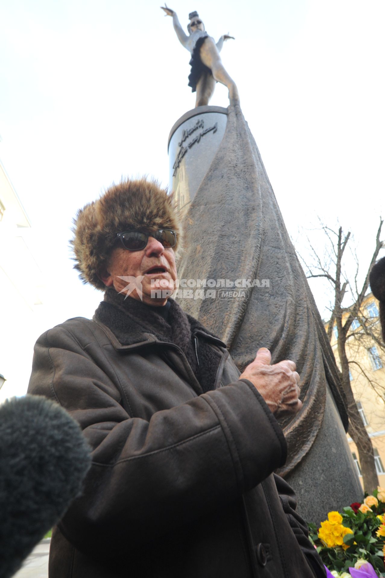 Москва.  Композитор Родион Щедрин во время церемонии открытия памятника балерине Майе Плисецкой в образе Кармен работы скульптора Виктора Митрошина в сквере имени балерины на улице Большая Дмитровка.