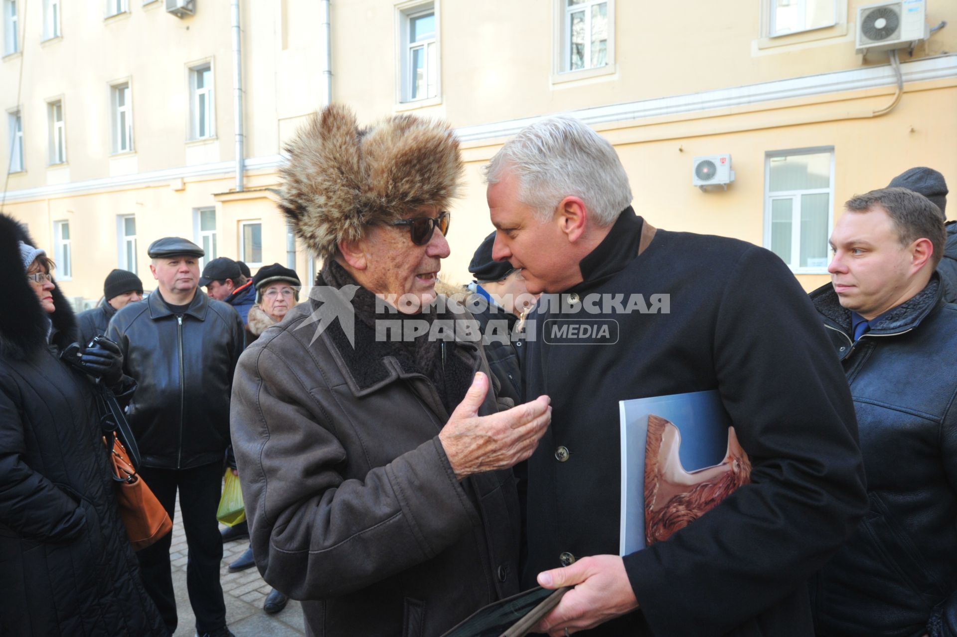 Москва.  Композитор Родион Щедрин  (третий слева) во время церемонии открытия памятника балерине Майе Плисецкой в образе Кармен работы скульптора Виктора Митрошина в сквере имени балерины на улице Большая Дмитровка.