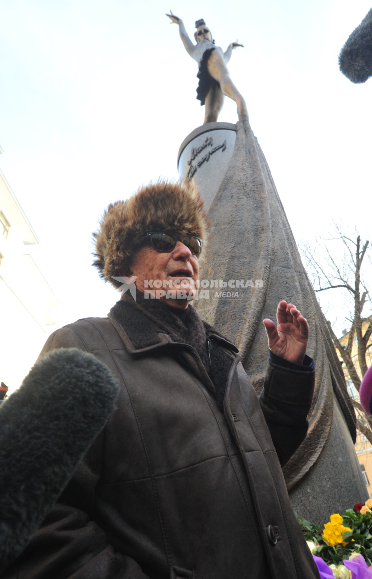 Москва.  Композитор Родион Щедрин во время церемонии открытия памятника балерине Майе Плисецкой в образе Кармен работы скульптора Виктора Митрошина в сквере имени балерины на улице Большая Дмитровка.