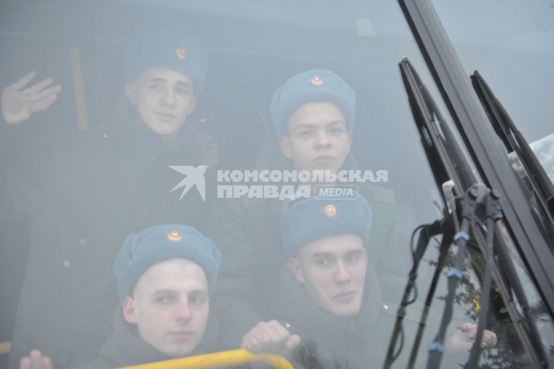 Московская область, Железнодорожный. Призывники   в автобусе  на сборном пункте  военного комиссариата московской области  перед отправкой к месту несения службы в ВС РФ.