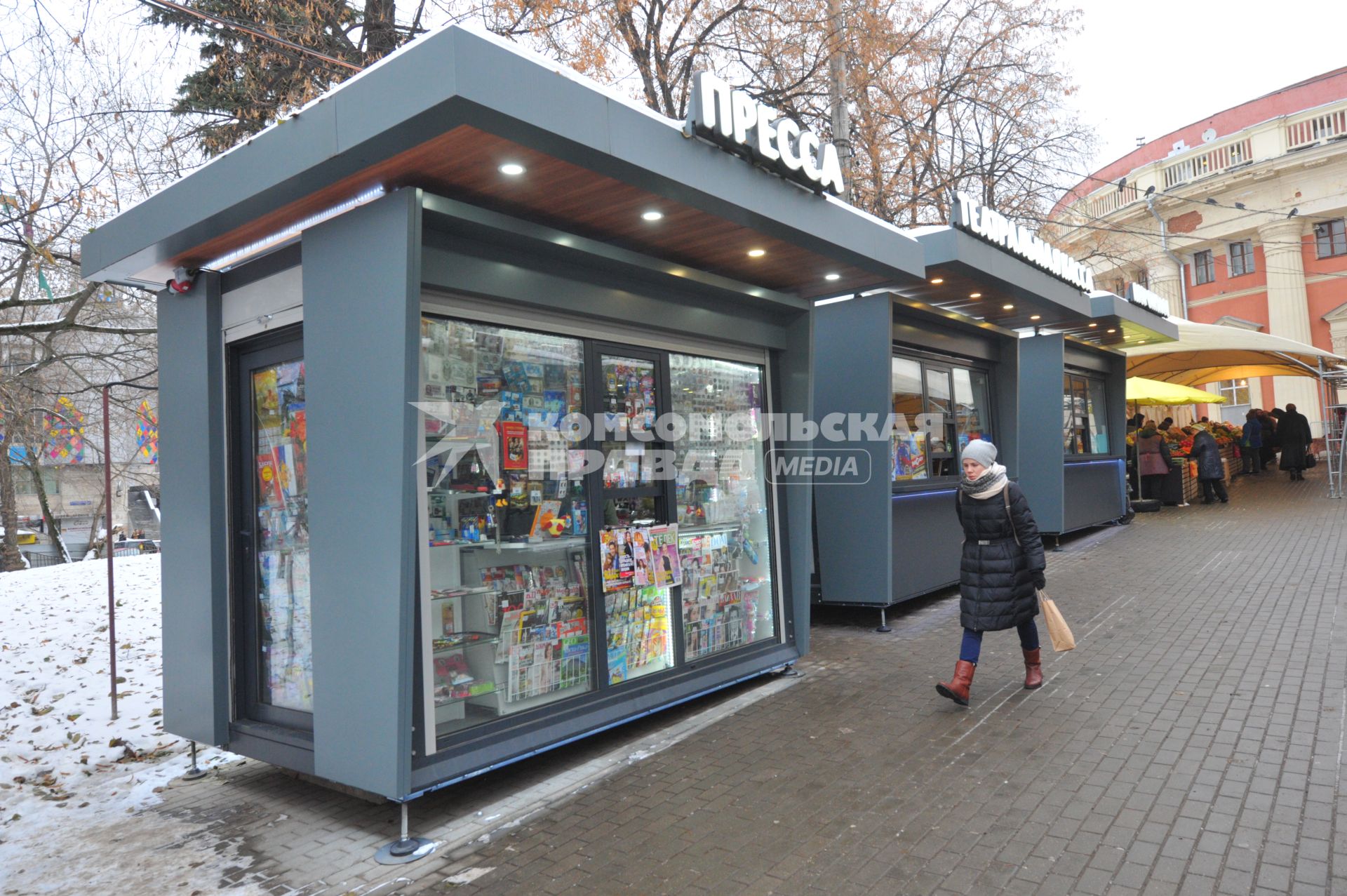 Москва. Обновленные киоски`Пресса` рядом с метро Краснопресненская.