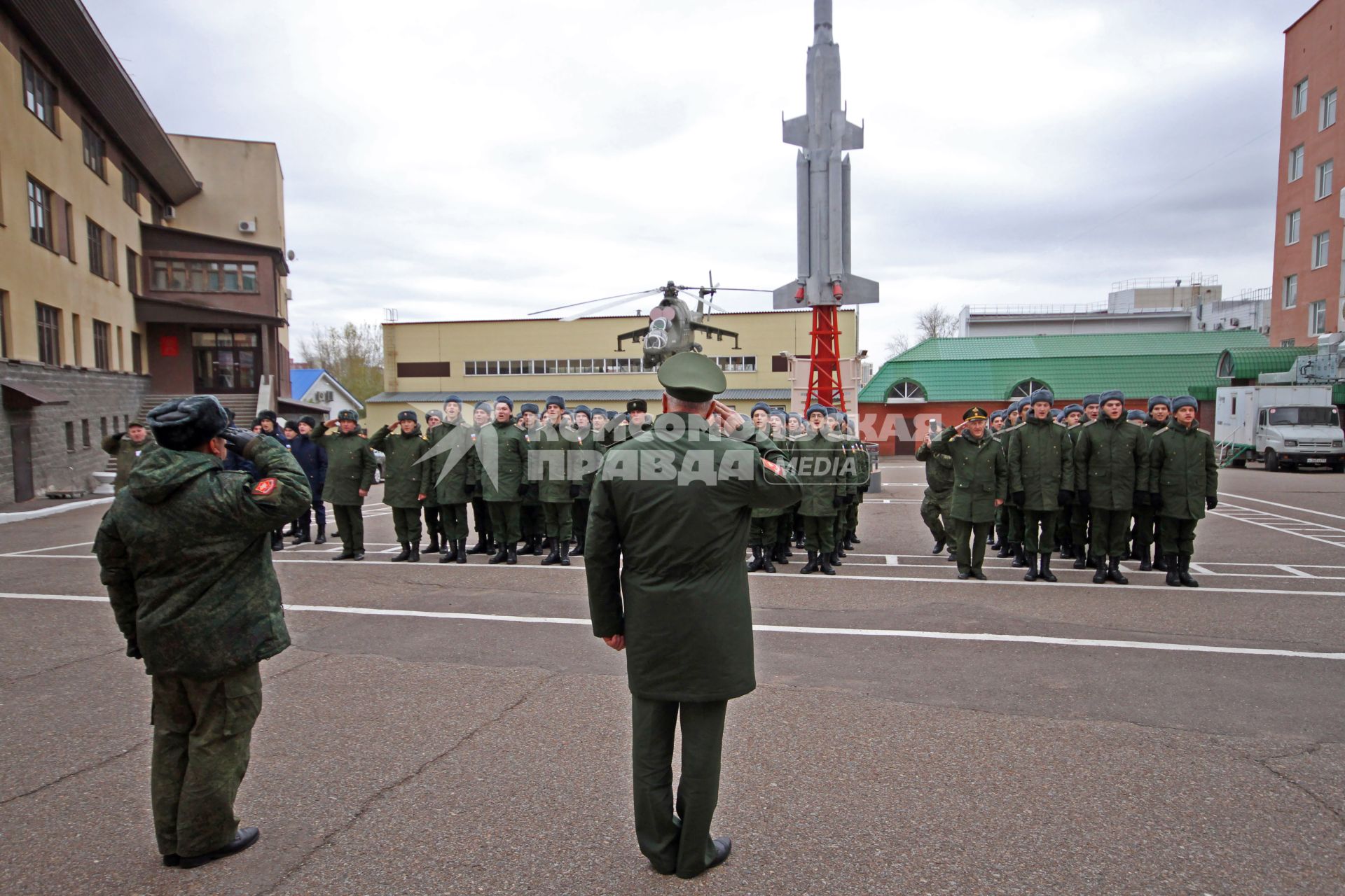 Уфа. Новобранцы  на плацу военного комиссариата перед отправкой к месту несения службы в ВС РФ.