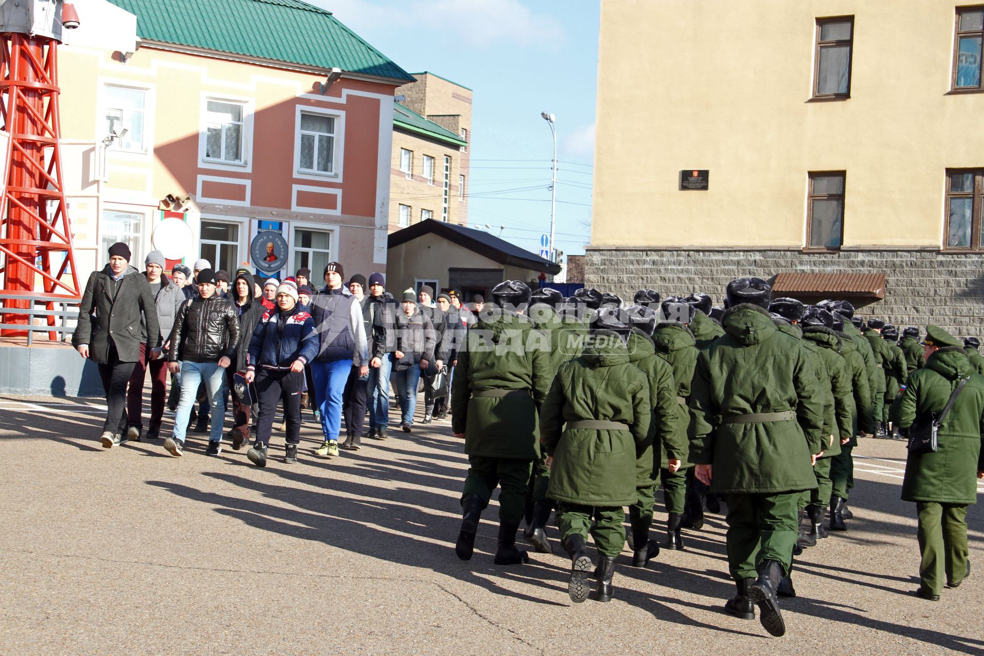 Уфа. Новобранцы на занятиях по строевой подготовке на плацу военного комиссариата перед отправкой к месту несения службы в ВС РФ.