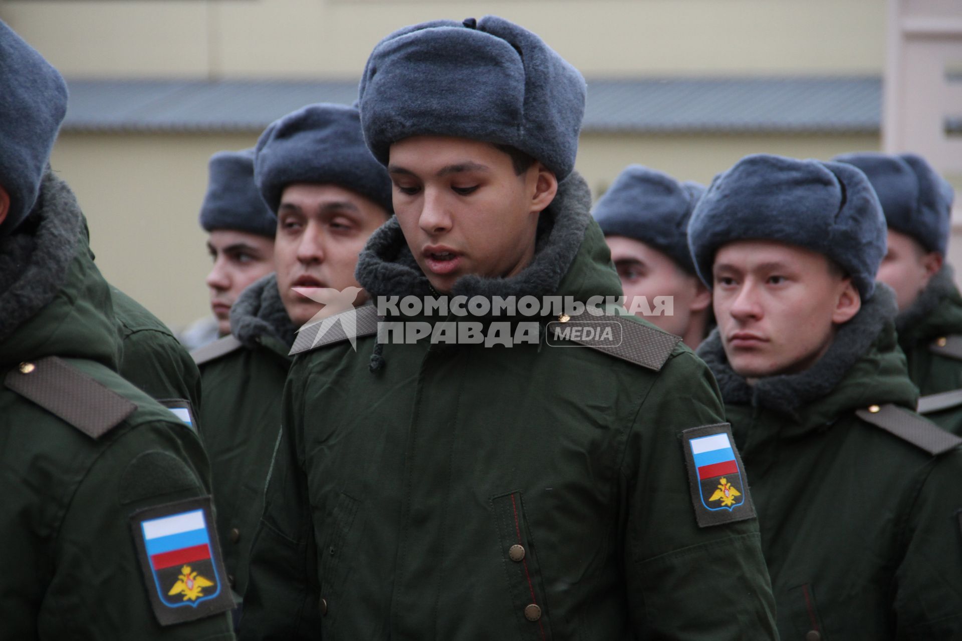 Уфа. Новобранцы  на плацу военного комиссариата перед отправкой к месту несения службы в ВС РФ.