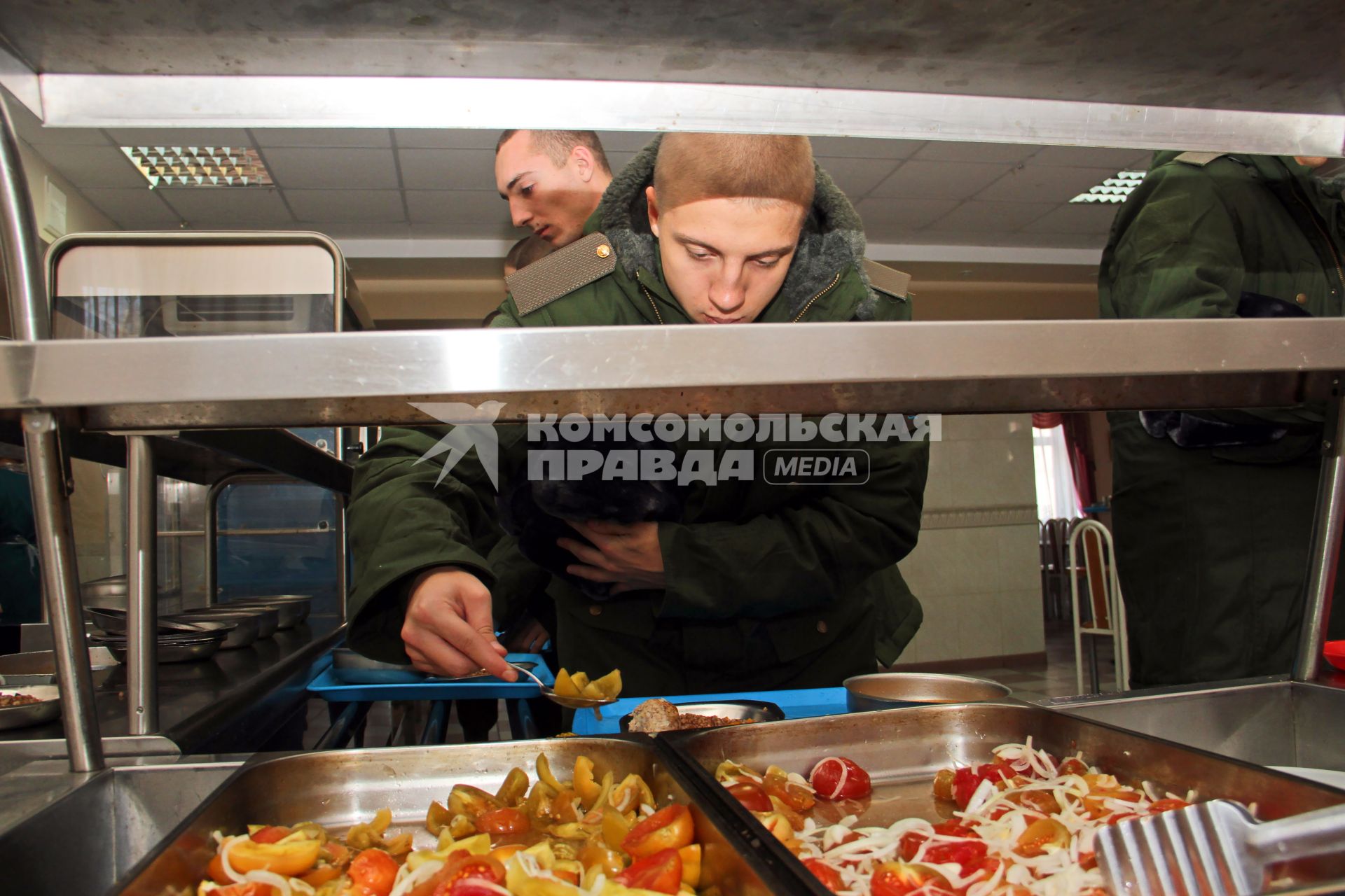 Уфа. Призывники в столовой на сборном пункте военного комиссариата  перед отправкой к месту несения службы в ВС РФ.