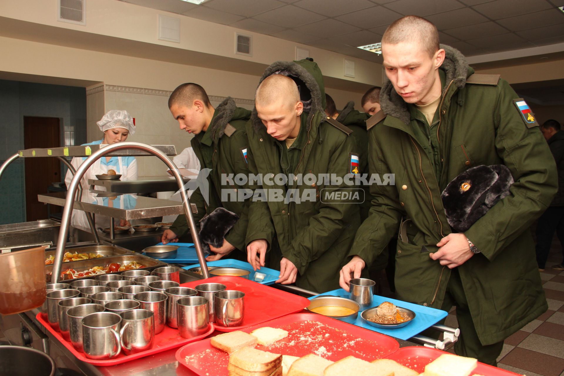 Уфа. Призывники в столовой на сборном пункте военного комиссариата  перед отправкой к месту несения службы в ВС РФ.