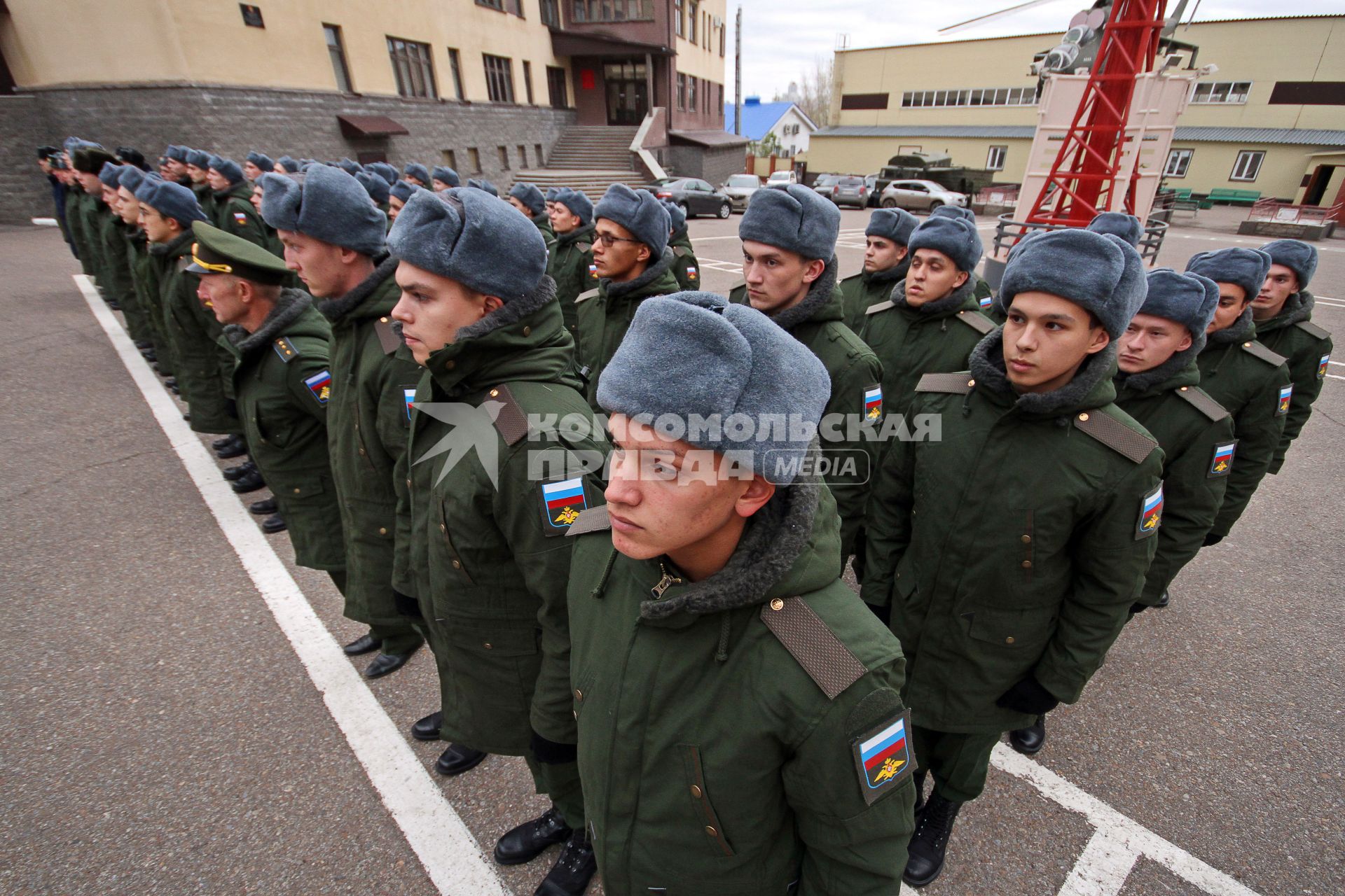 Уфа. Новобранцы  на плацу военного комиссариата перед отправкой к месту несения службы в ВС РФ.