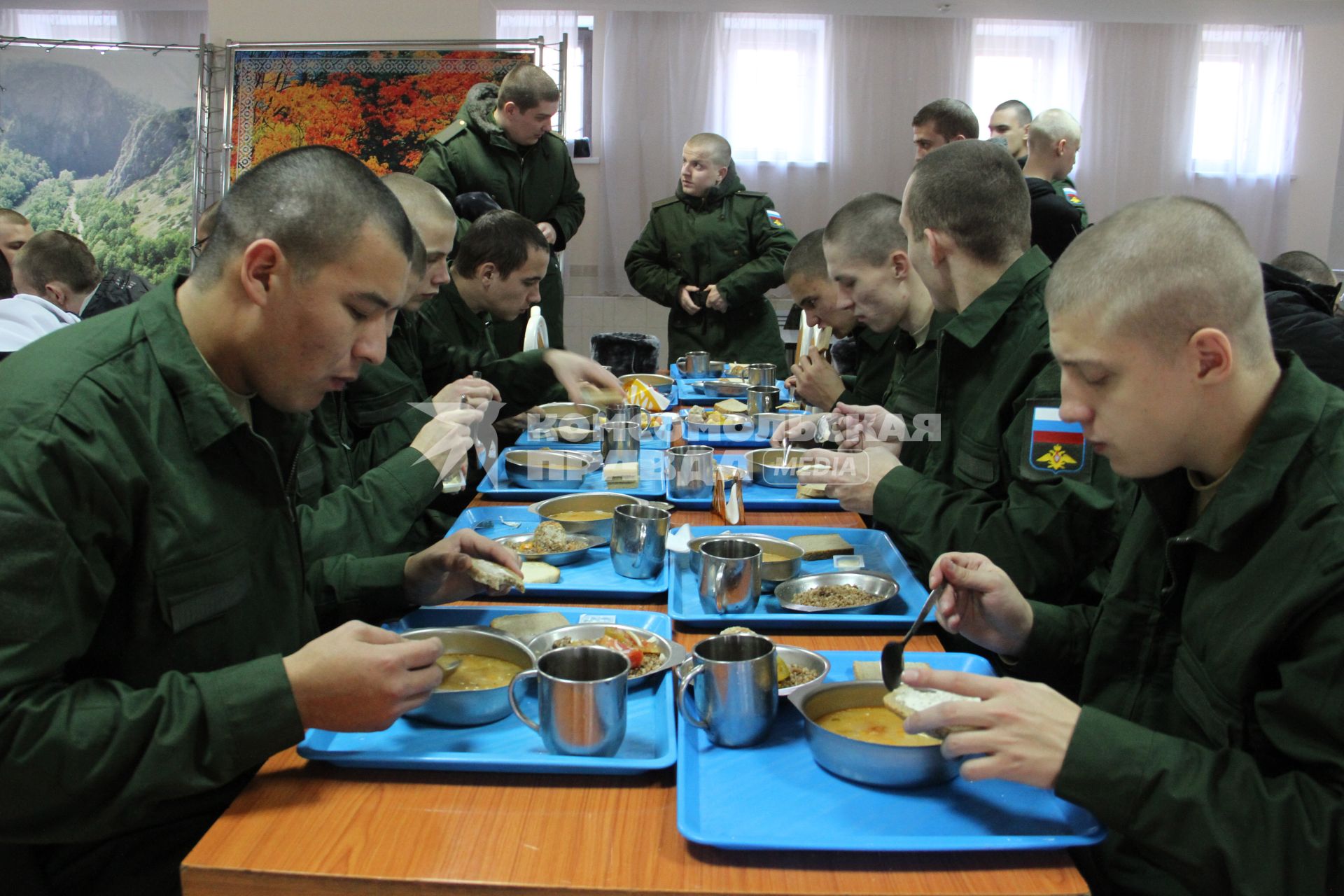 Уфа. Призывники в столовой на сборном пункте военного комиссариата  перед отправкой к месту несения службы в ВС РФ.