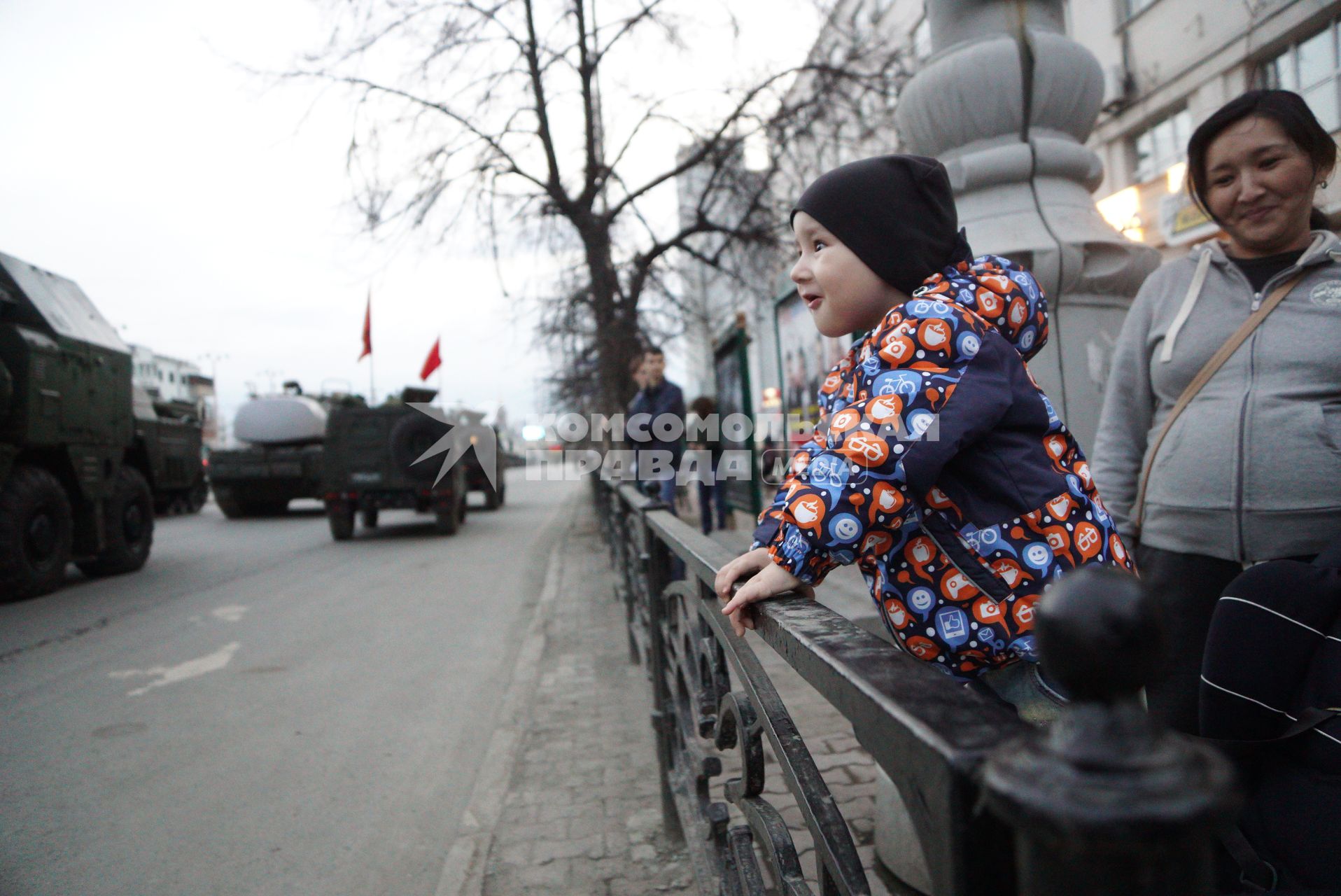 Екатеринбург.  Мальчик наблюдает за ночной  репетицией военного парада в честь 71-й годовщины победы в Великой Отечественной войне.