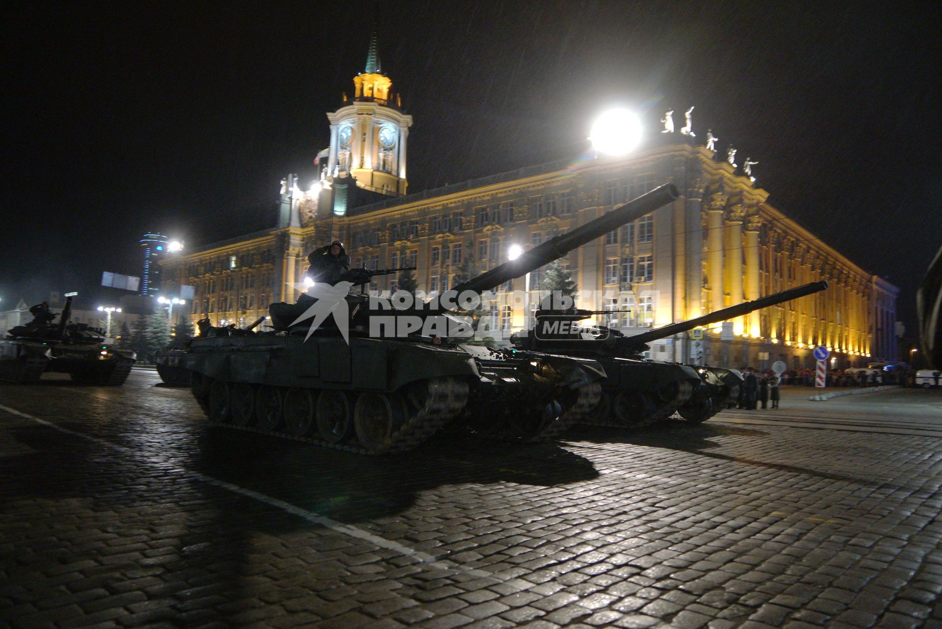 Екатеринбург. Танки  Т-72Б у здания администрации города  на ночной  репетиции  военного парада в честь 71-й годовщины победы в Великой Отечественной войне.