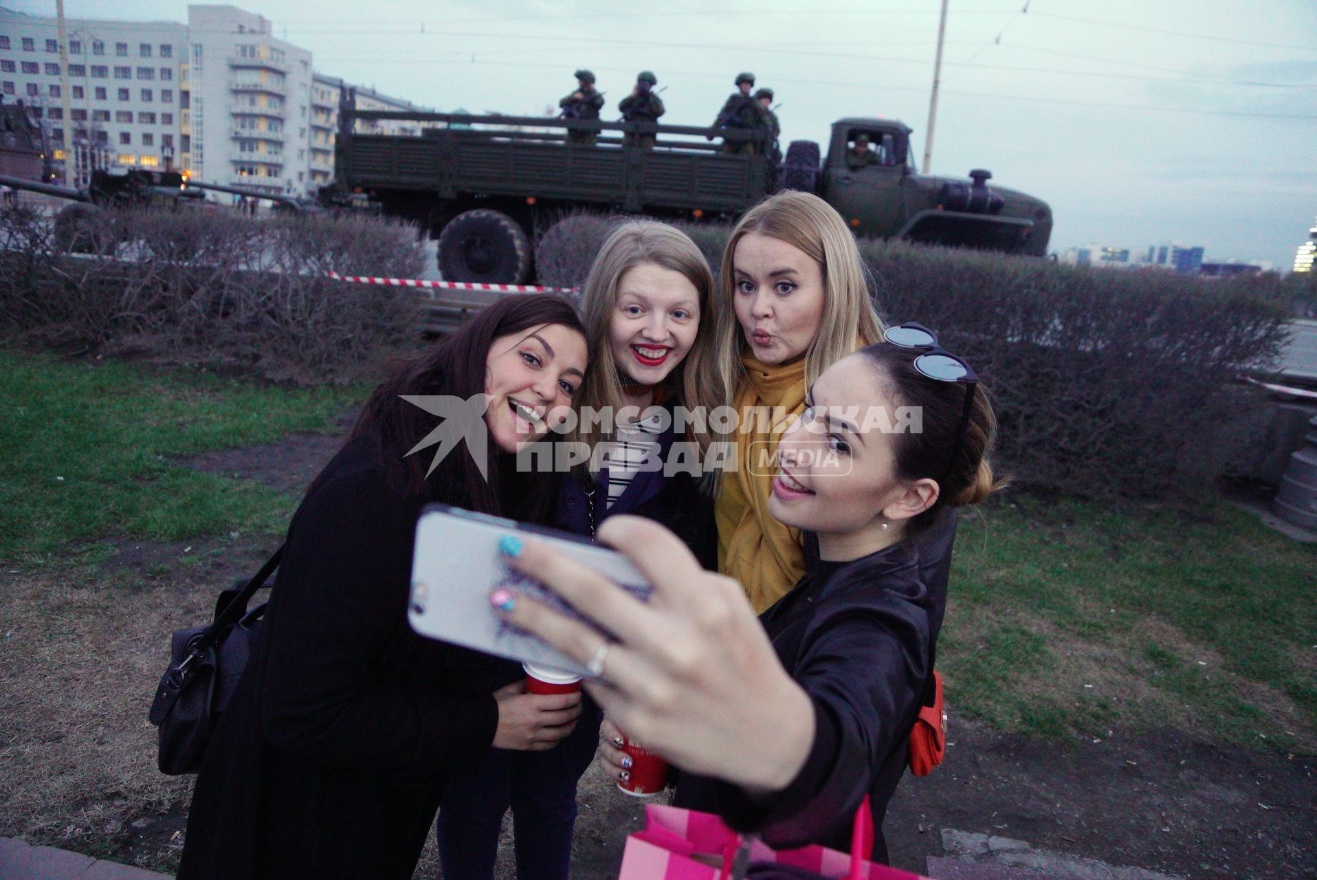 Екатеринбург.  Девушки фотографируется   на фоне военной техники на ночной  репетиции  военного парада в честь 71-й годовщины победы в Великой Отечественной войне.