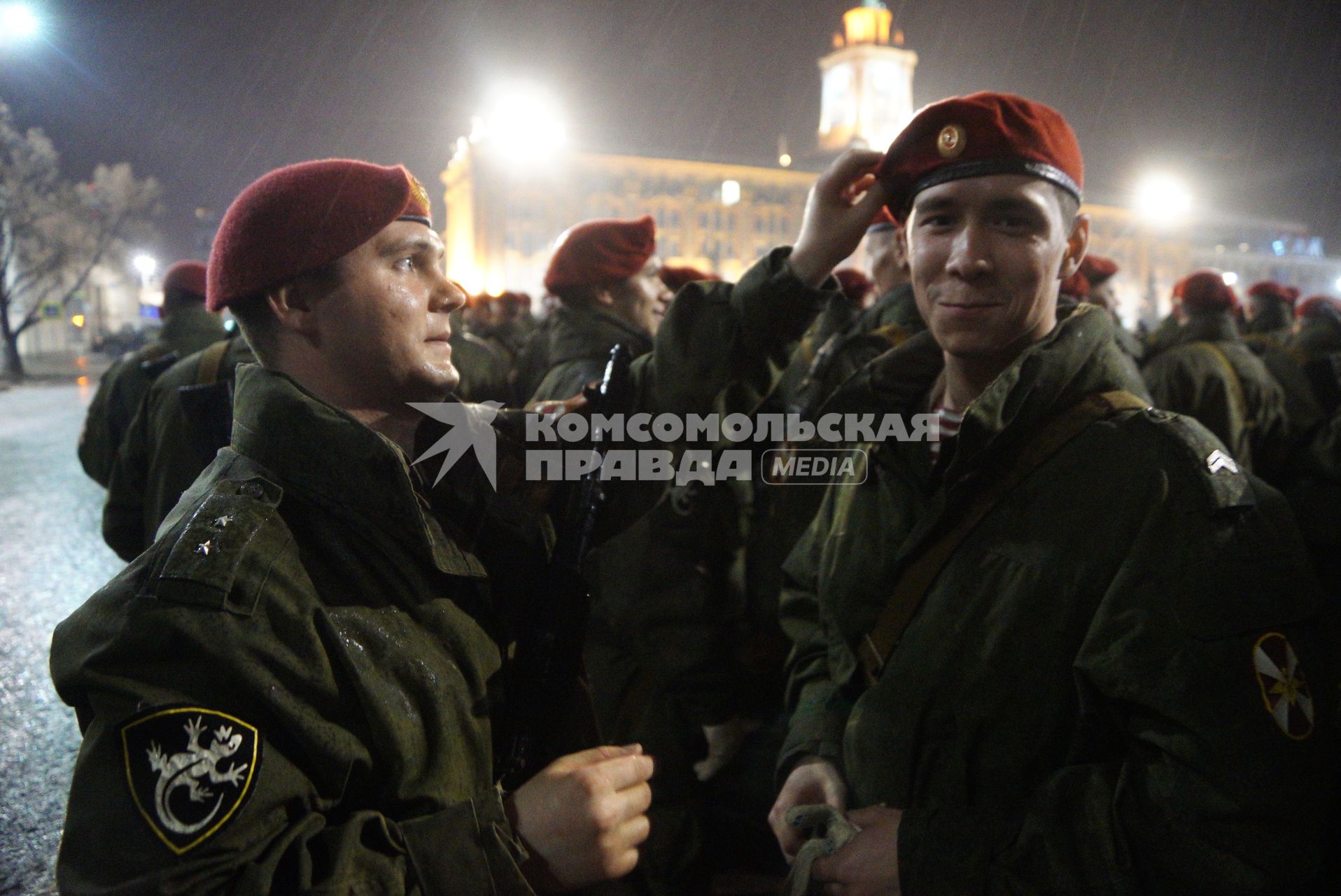 Екатеринбург. Военнослужащие внутренних войск (ВВ МВД)
 на ночной репетиции  военного парада в честь 71-й годовщины победы в Великой Отечественной войне.