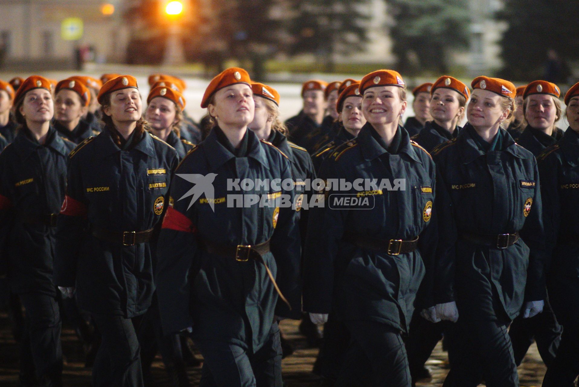 Екатеринбург. Девушки курсанты института МЧС на ночной  репетиция военного парада в честь 71-й годовщины победы в Великой Отечественной войне.