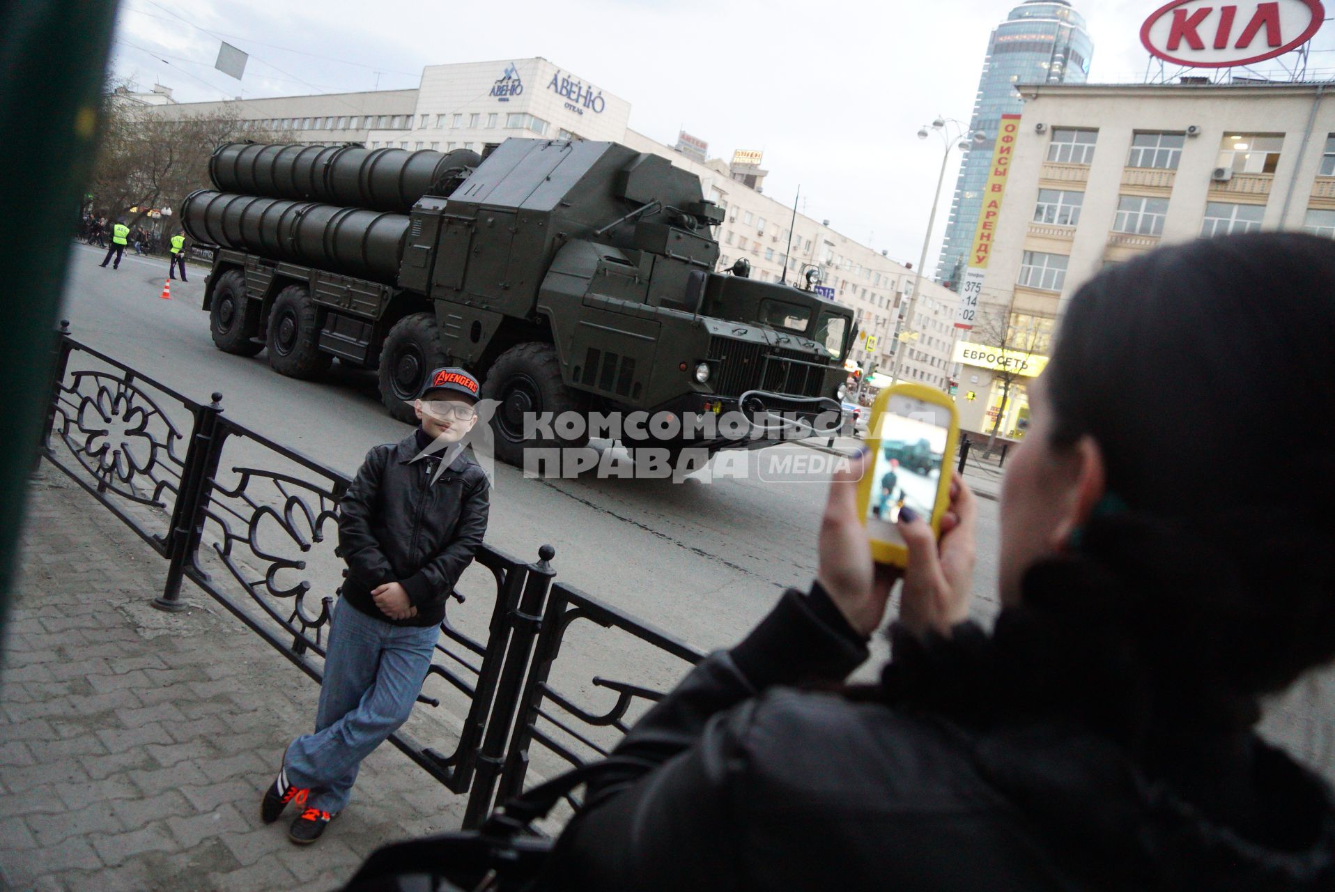 Екатеринбург.  Мальчик фотографируется  у зенитно-ракетного комплекса С-300 на ночной  репетиции  военного парада в честь 71-й годовщины победы в Великой Отечественной войне.