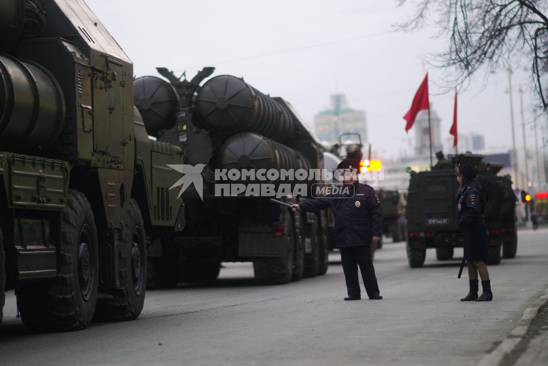 Екатеринбург. Зенитно-ракетные комплексы С-300 на ночной  репетиции  военного парада в честь 71-й годовщины победы в Великой Отечественной войне.