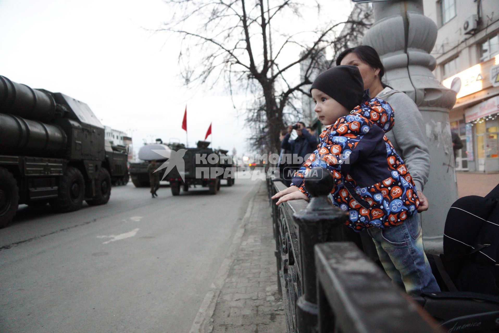 Екатеринбург.  Мальчик наблюдает за ночной  репетицией военного парада в честь 71-й годовщины победы в Великой Отечественной войне.