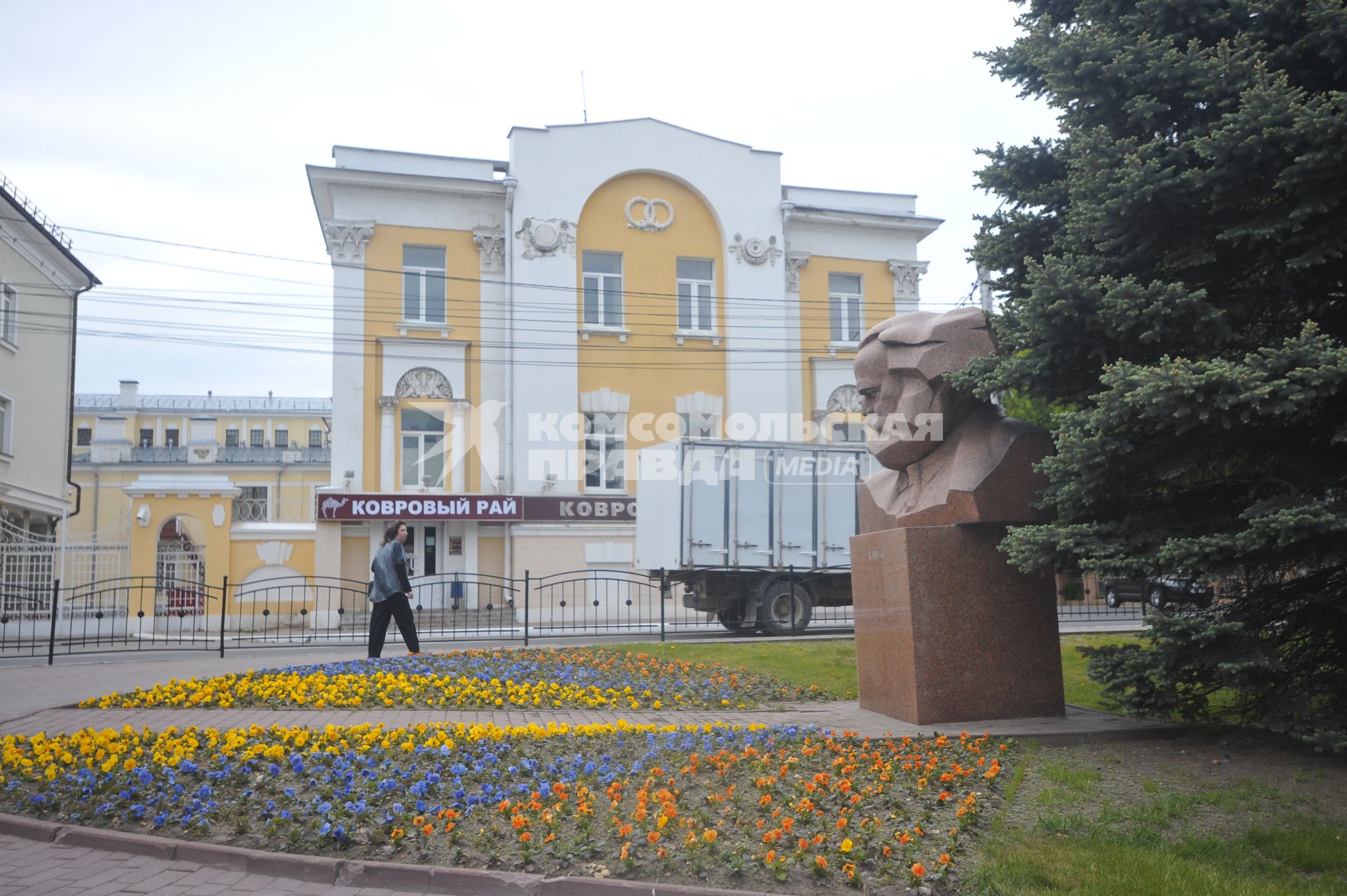 Калуга.   Памятник Марксу на площади Маркса.