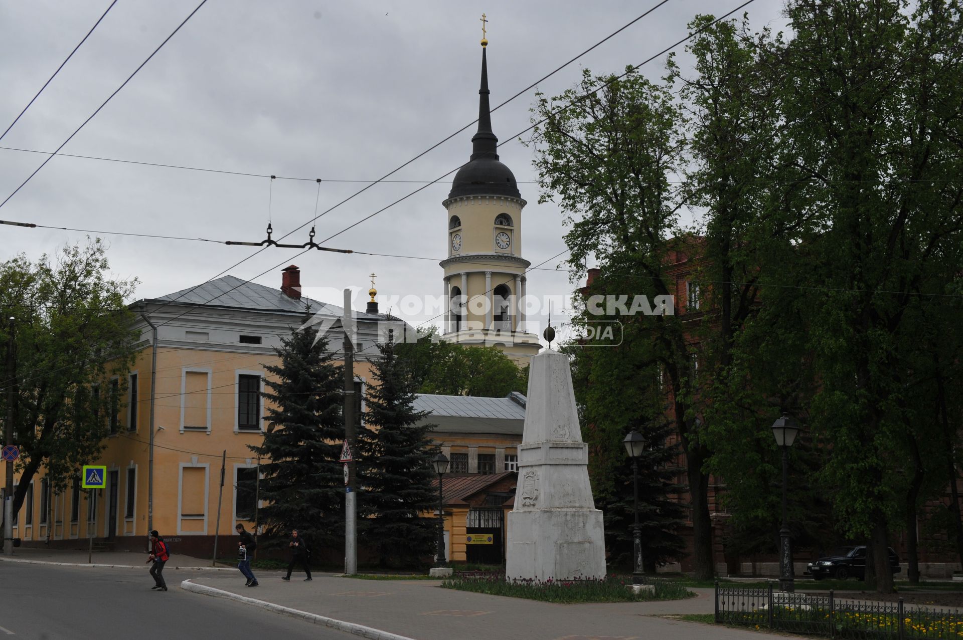 Калуга.  Вид на Троицкий собор в городском парке культуры и отдыха (ЦГПКиО).