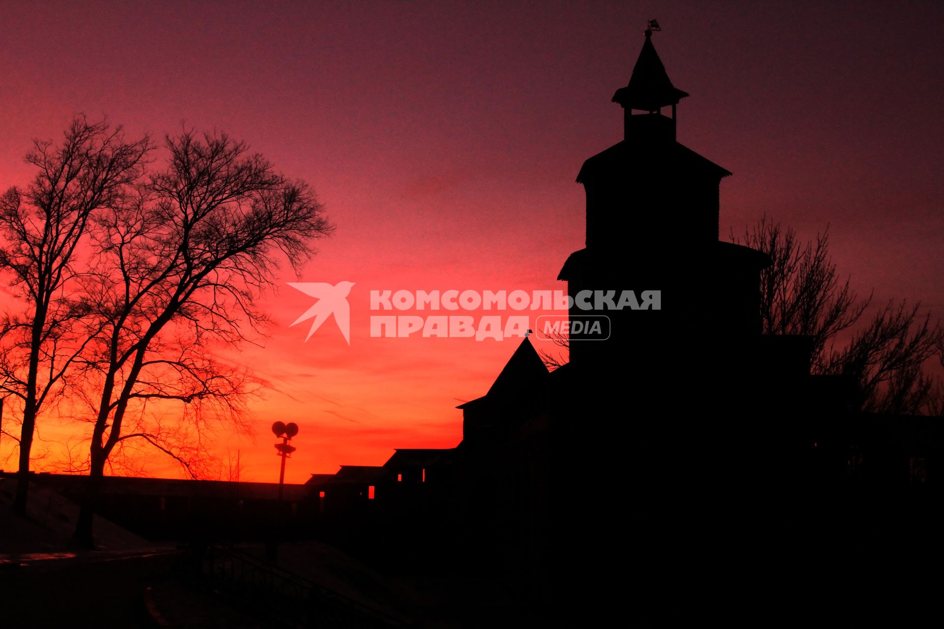 Нижний Новгород. Вид на закат. Башни нижегородского кремля.