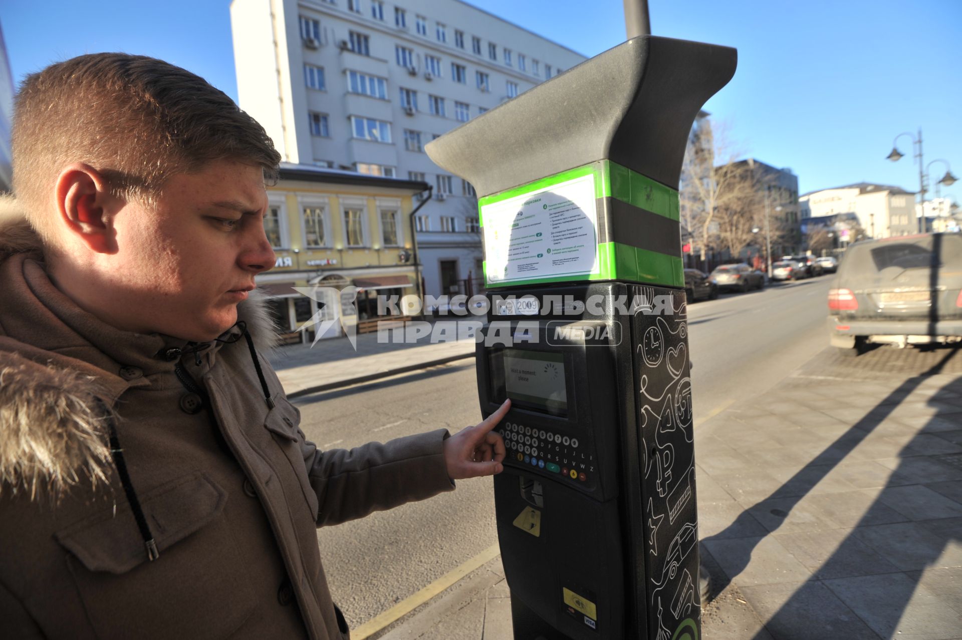 Москва. Руководитель проекта `Пробок.нет` Александр Шумский во время прогулки по центру Москвы в зоне платных парковок.