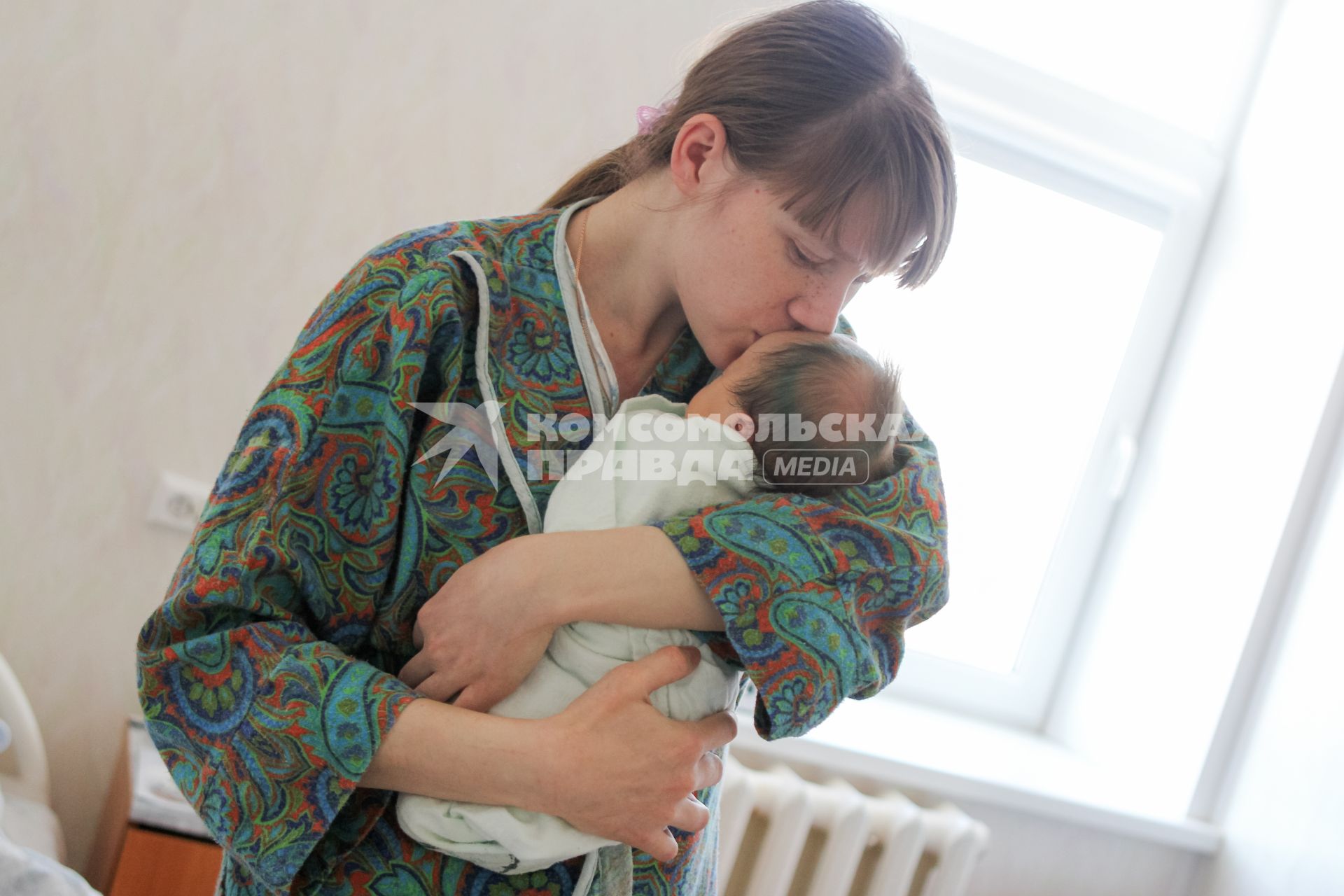 Челябинск.  Мама с новорожденным ребенком в новом Челябинском областном  перинатальном  центре.