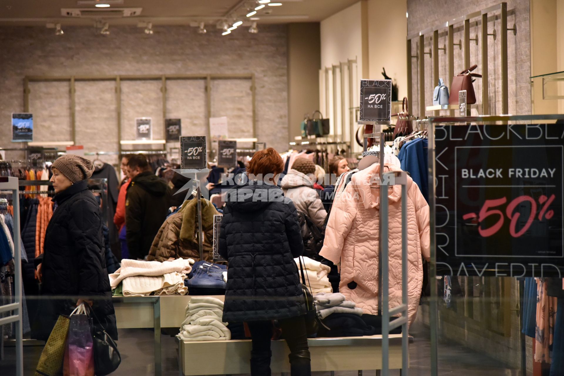 Новосибирск. Покупатели в торговом центре в день распродаж `Черная пятница`.