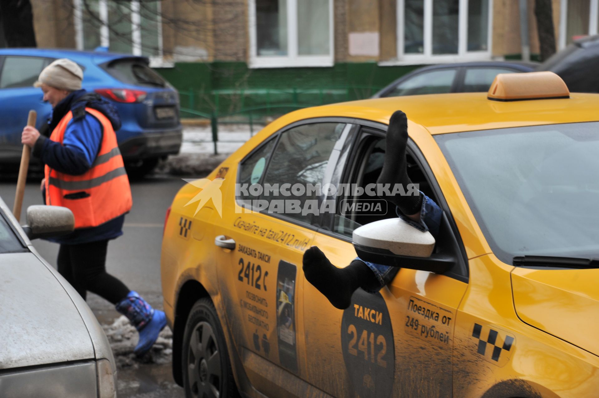 Москва.  Водитель такси отдыхает в автомобиле.