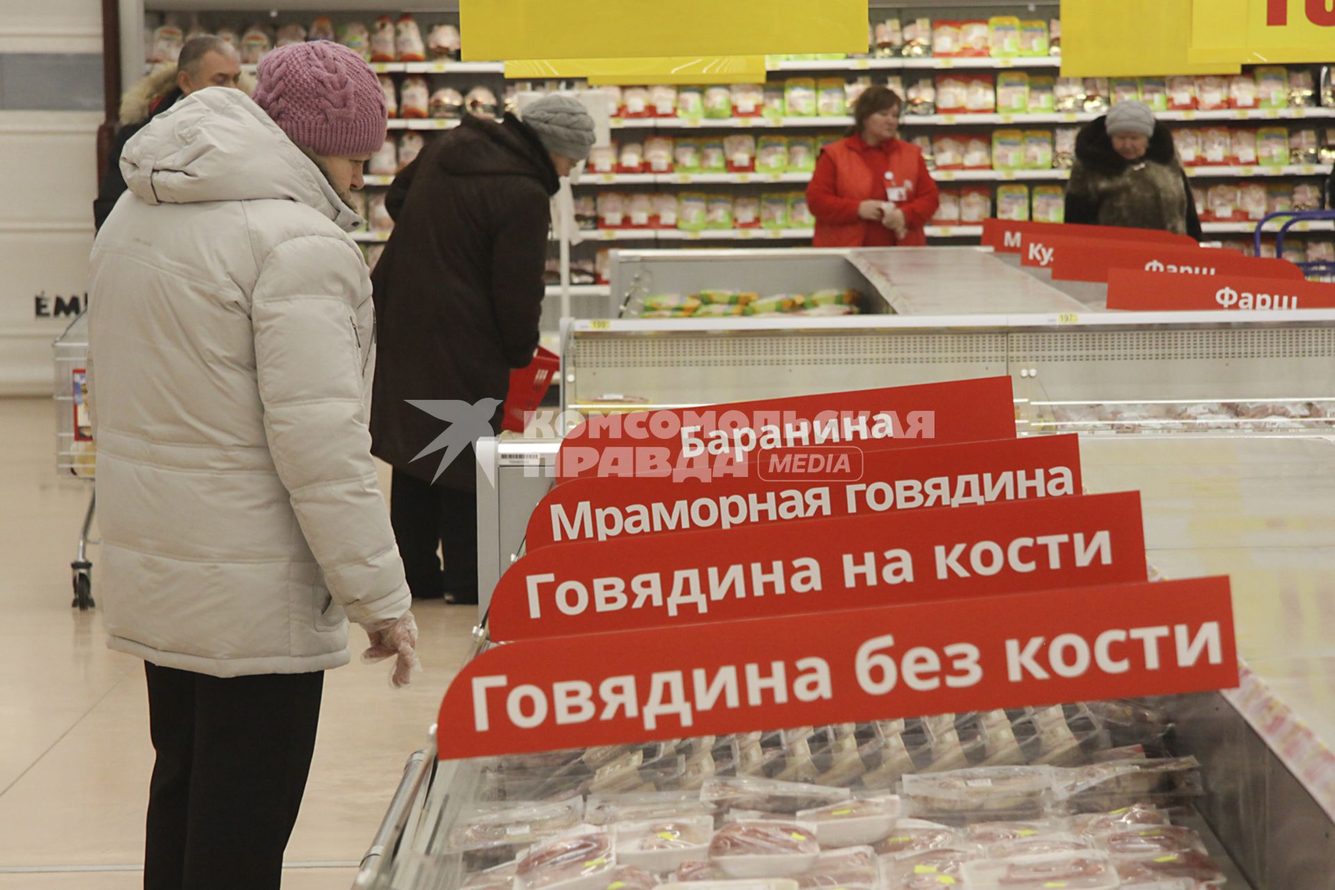 Барнаул. Покупатели у  мясного прилавка  в  магазине `Ашан`, который открылся в торговом центре `Галактика`.