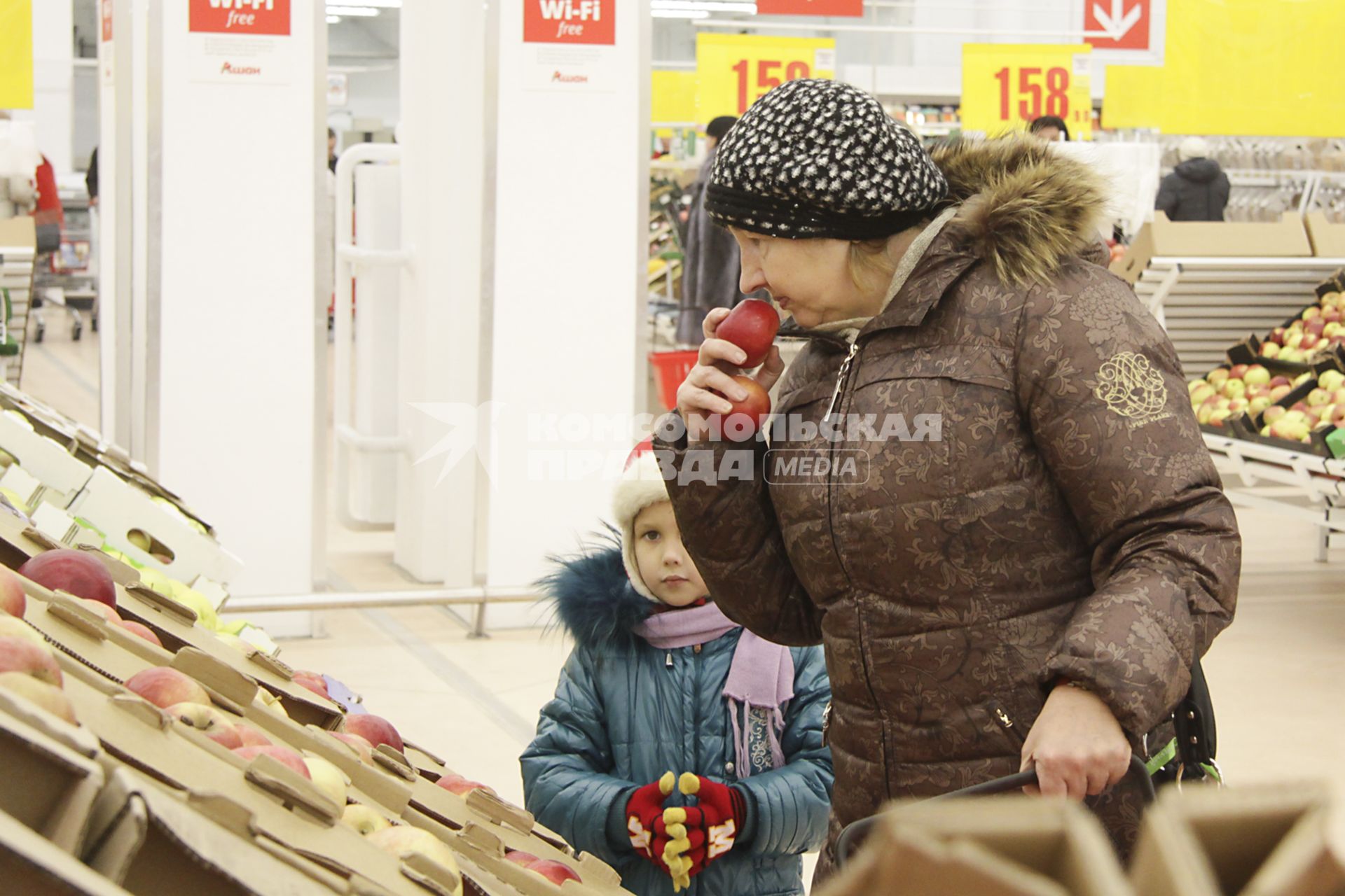 Барнаул. Покупатели у прилавка  в  магазине `Ашан`, который открылся в торговом центре `Галактика`.