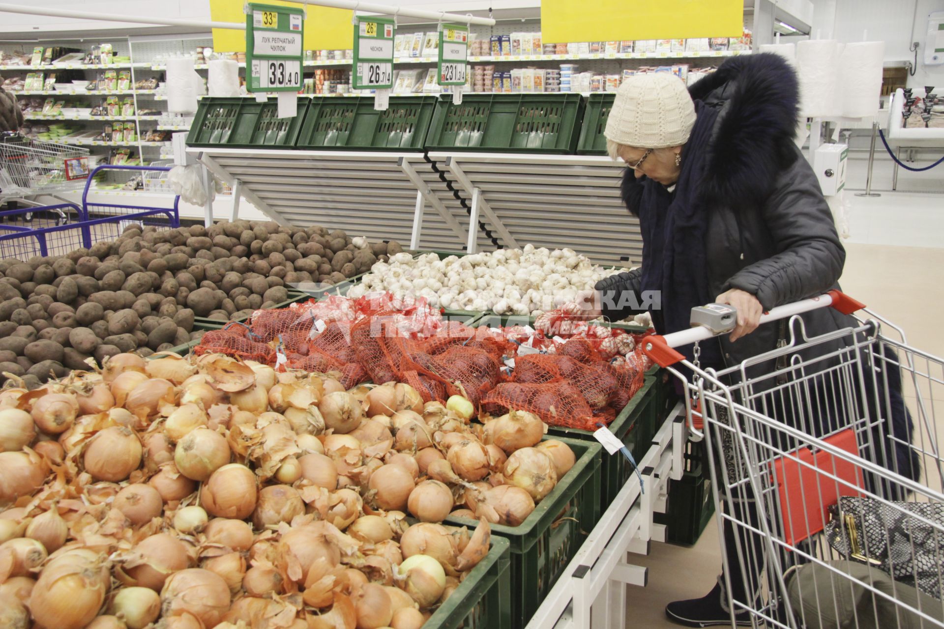 Барнаул. Женщина  у прилавка с овощами в  магазине `Ашан`, который открылся в торговом центре `Галактика`.