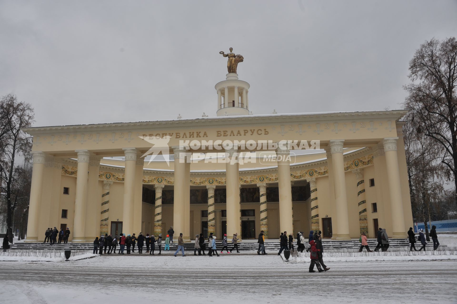 Москва. Посетители у обновленного павильона  `Республика Беларусь` на ВДНХ.