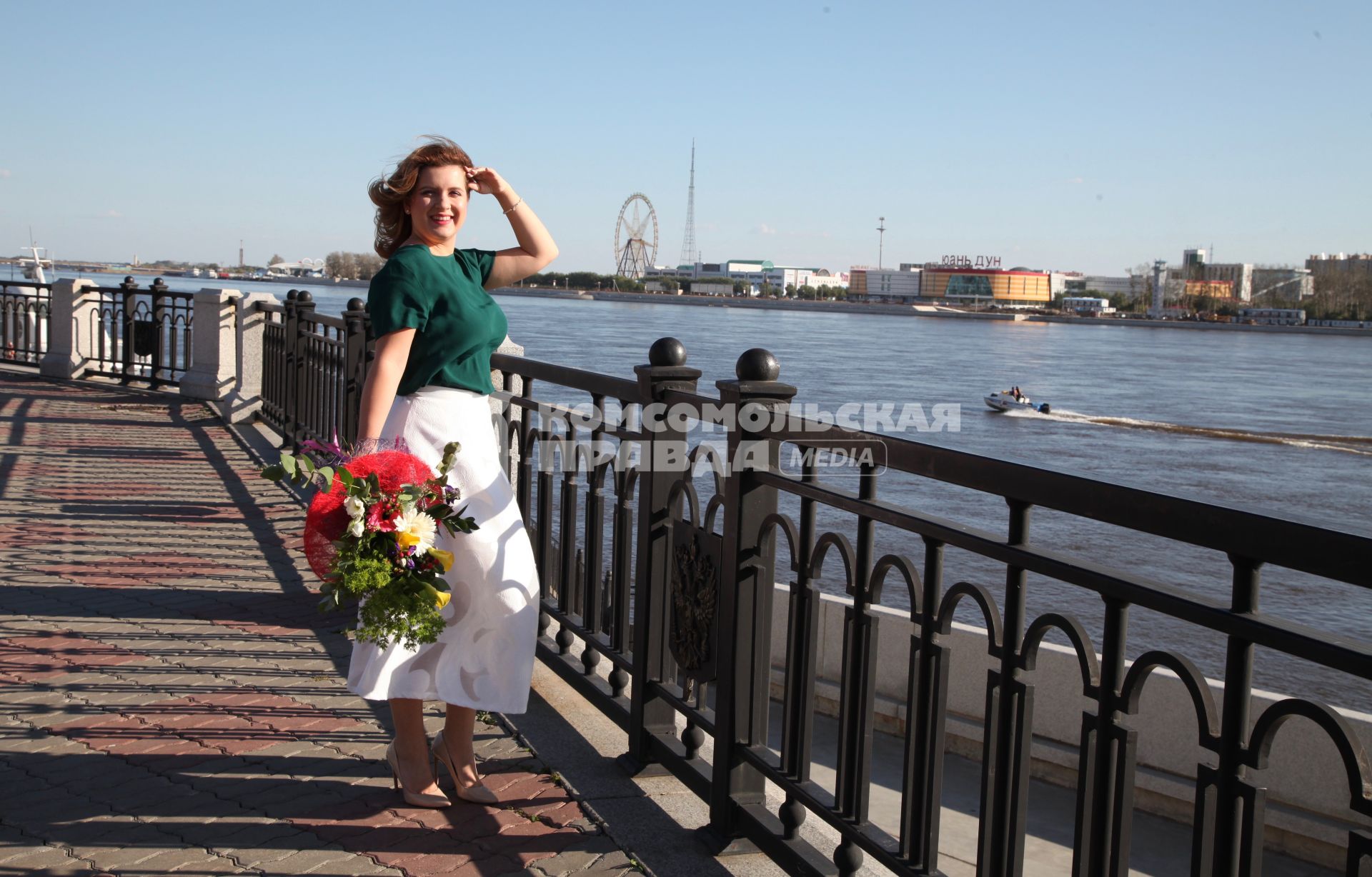 Диск 179.  Актриса Анастасия Денисова на набережной Амура в Благовещенске