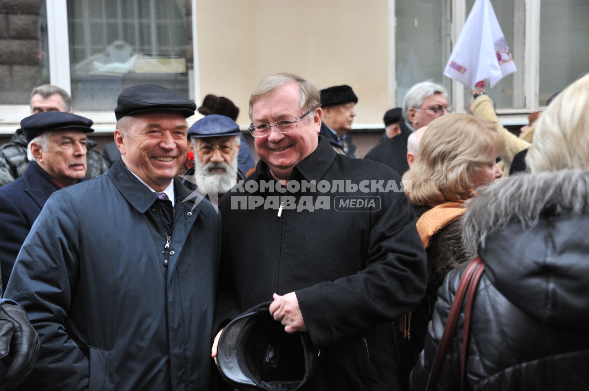 Москва. Президент Торгово-промышленной палаты РФ Сергей Катырин (слева), первый вице-президент Русского географического общества Артур Чилингаров (в центре) и президент Российского книжного союза, председатель Императорского православного палестинского общества Сергей Степашин (справа) на открытии мемориальной доски политику Евгению Примакову на фасаде дома в Скатертном переулке, где он жил с 1996 по 2015 год.