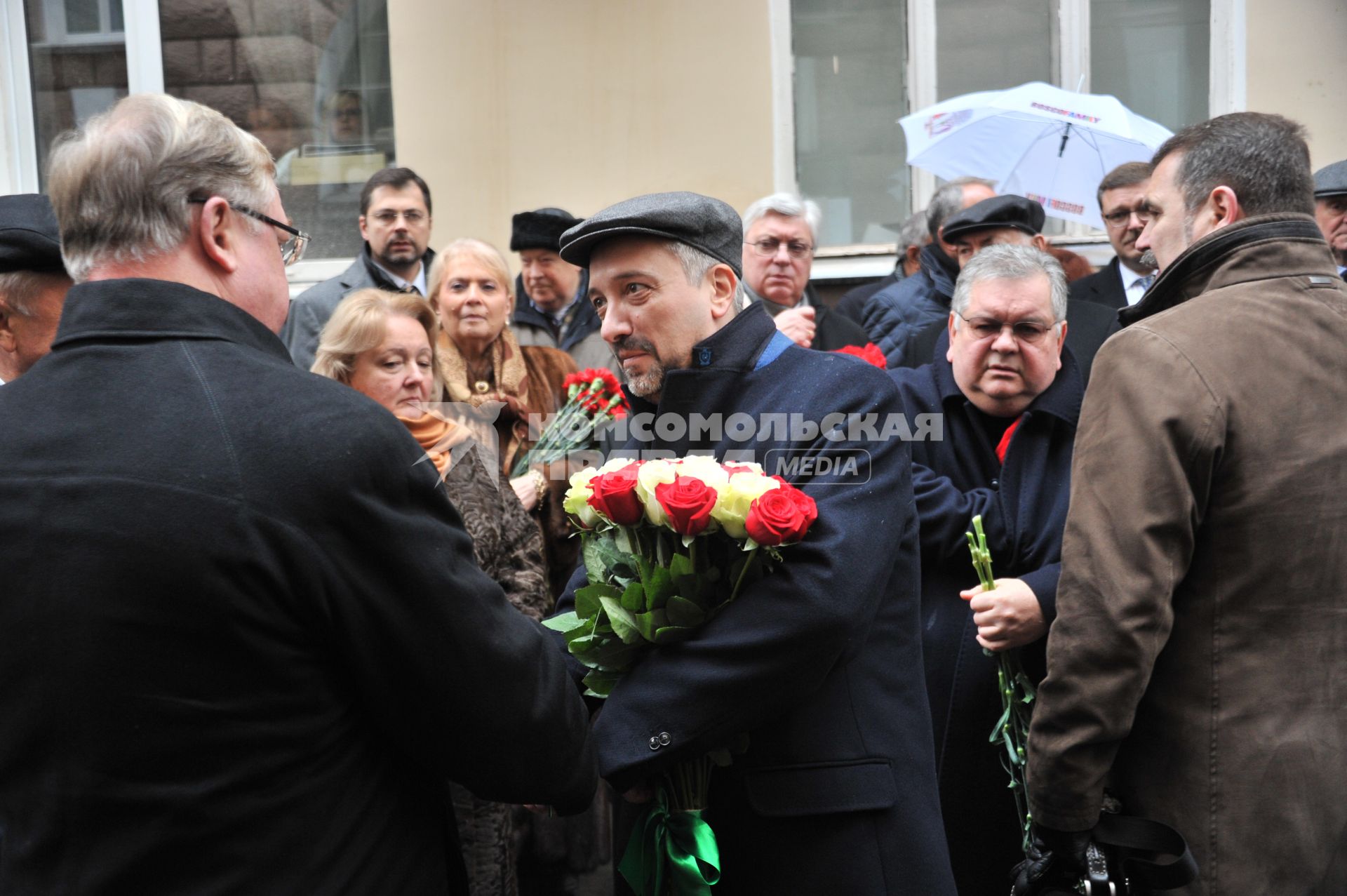 Москва.  Журналист Евгений Примаков (в центре) на открытии мемориальной доски его деду политику Евгению Примакову на фасаде дома в Скатертном переулке, где он жил с 1996 по 2015 год.