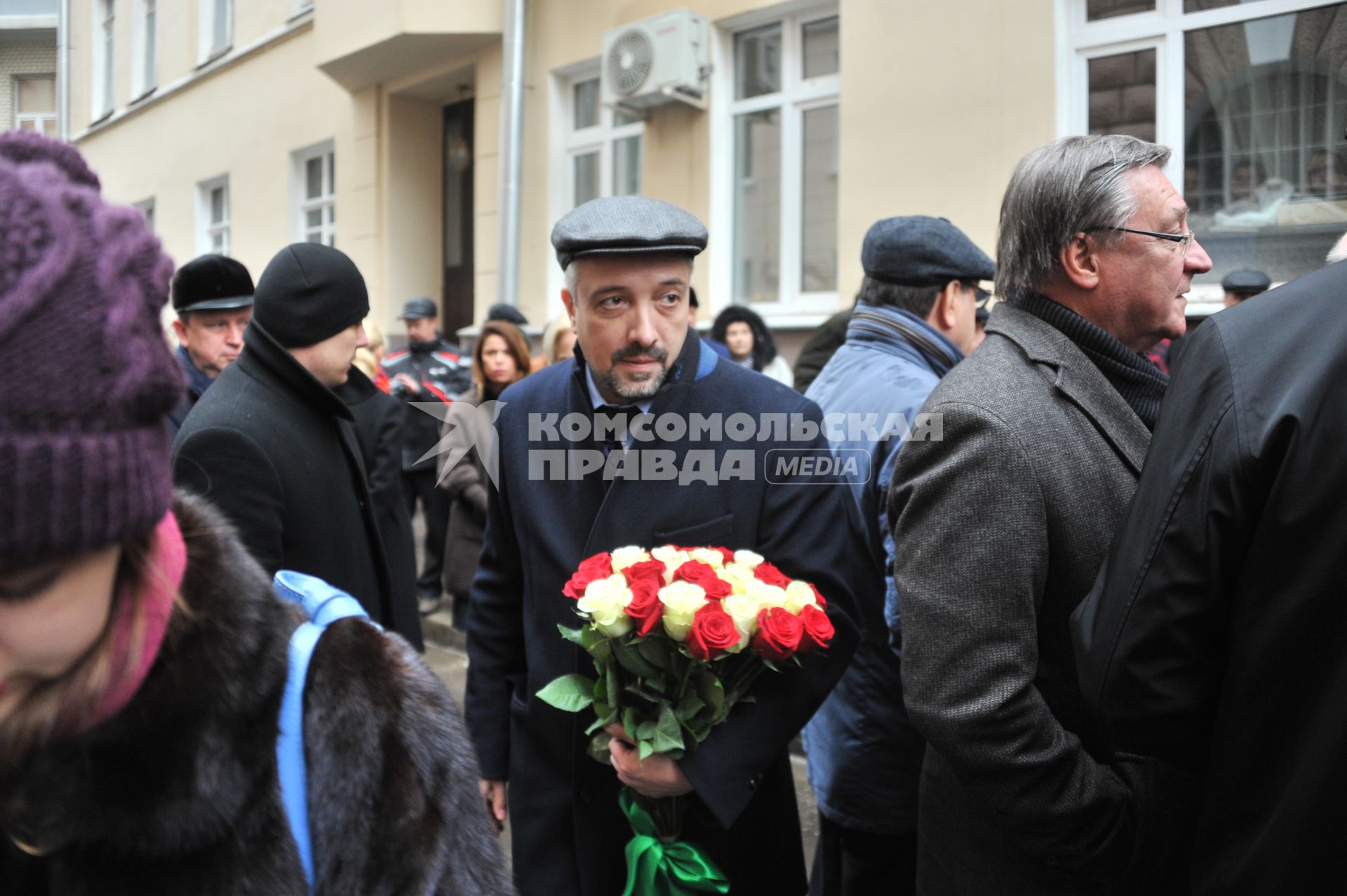 Москва.  Журналист Евгений Примаков (в центре) на открытии мемориальной доски его деду политику Евгению Примакову на фасаде дома в Скатертном переулке, где он жил с 1996 по 2015 год.