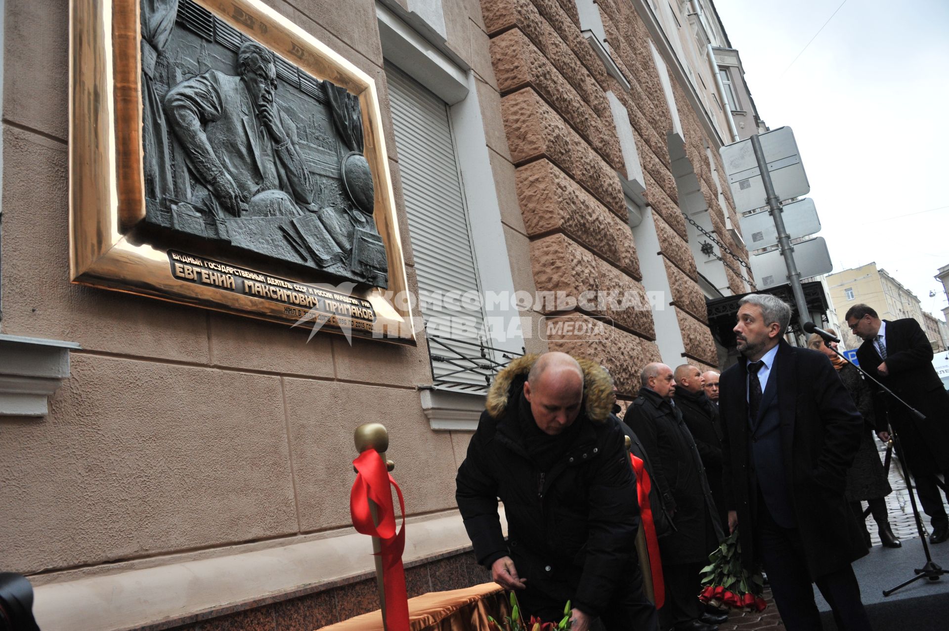 Москва.  Журналист Евгений Примаков (второй справа) на открытии мемориальной доски его деду политику Евгению Примакову на фасаде дома в Скатертном переулке, где он жил с 1996 по 2015 год.