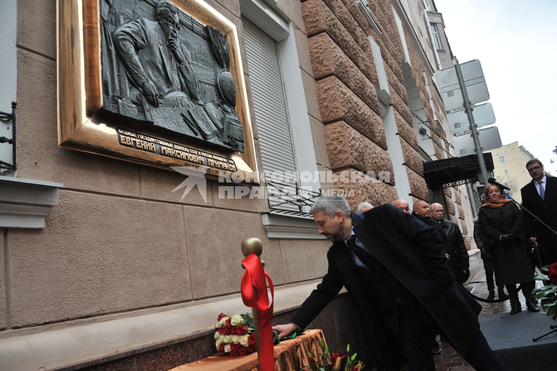 Москва.  Журналист Евгений Примаков на открытии мемориальной доски его деду политику Евгению Примакову на фасаде дома в Скатертном переулке, где он жил с 1996 по 2015 год.