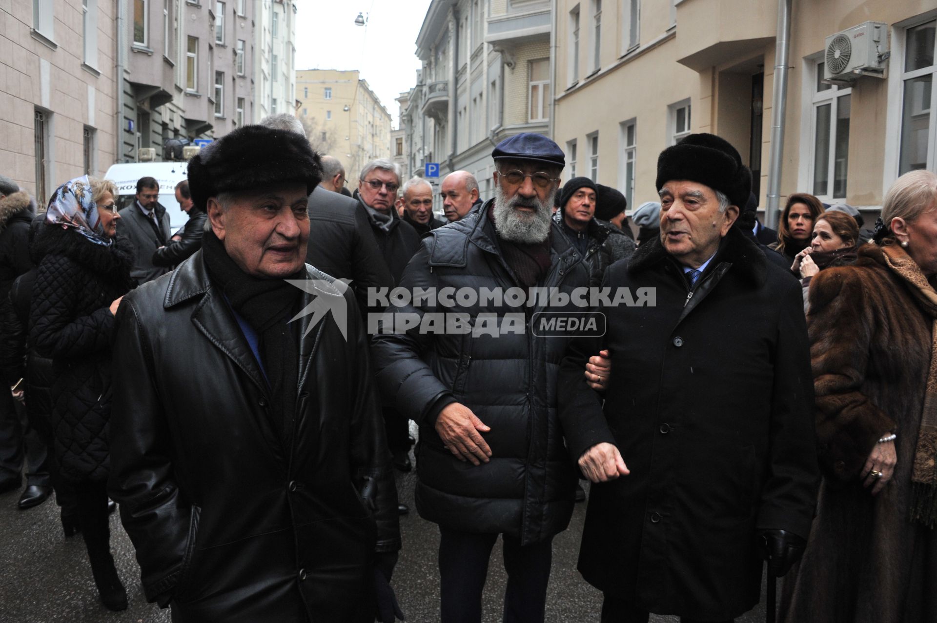 Москва. Первый вице-президент Русского географического общества Артур Чилингаров (в центре) на открытии мемориальной доски политику Евгению Примакову на фасаде дома в Скатертном переулке, где он жил с 1996 по 2015 год.