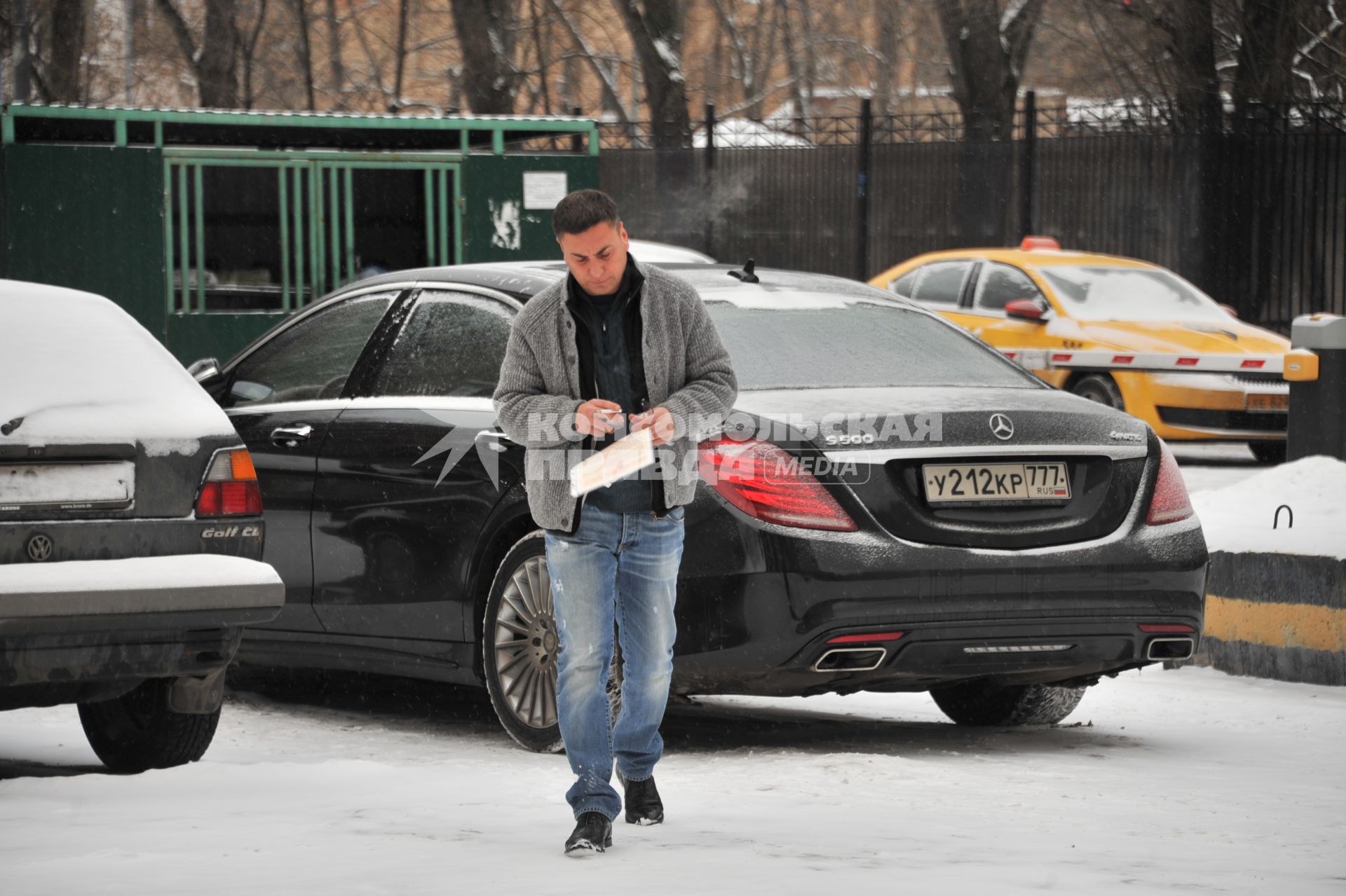 Москва. Отец участницы дела о гонках на Gelandewagen Мары Багдасарян Эльмар Багдасарян направляется в Савеловский суд.