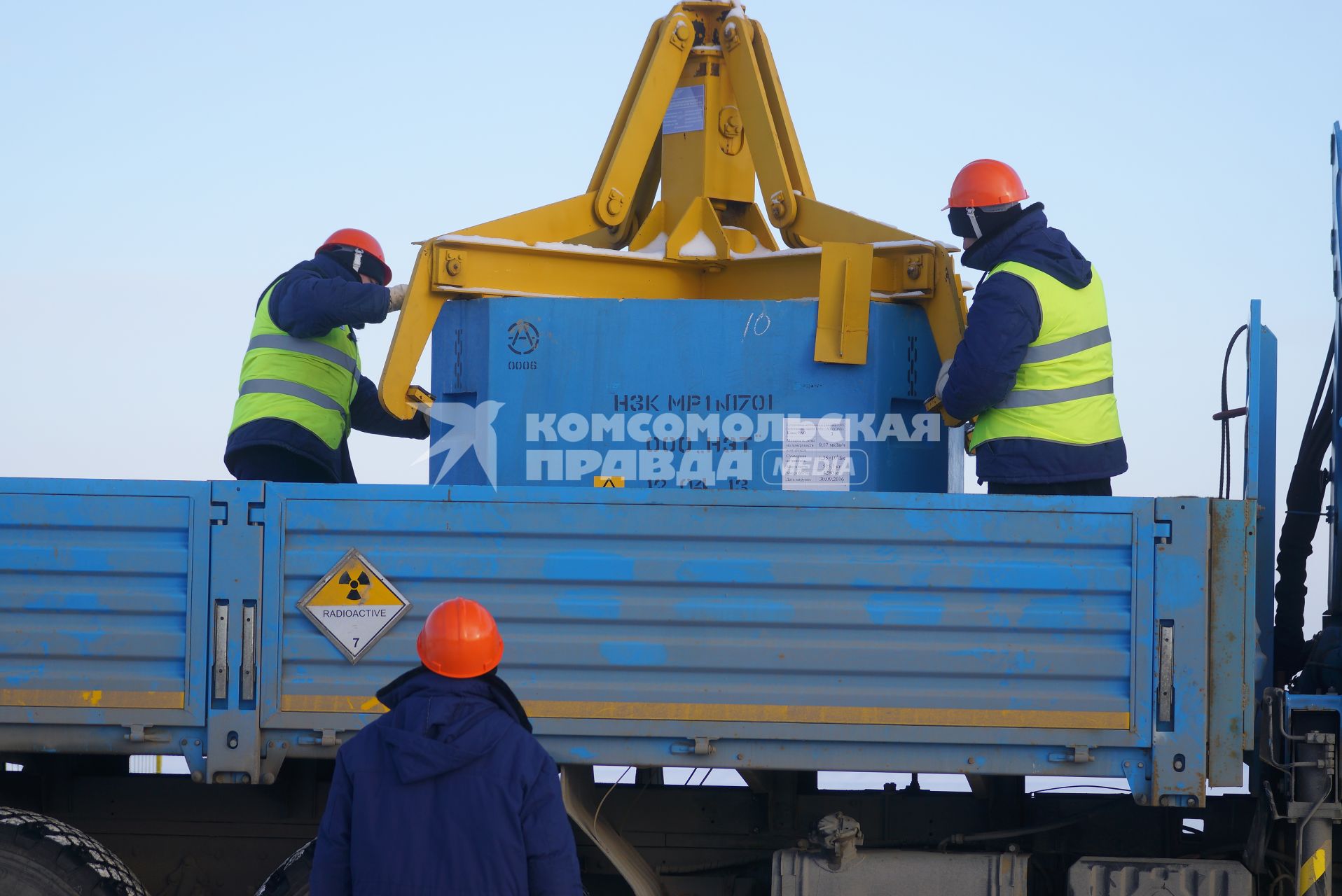 Новоуральск. Пункт приповерхностного захоронения радиоактивных отходов 3-4 класса. сотрудники ППЗРО готовят контейнер с твердыми радиоактивными отходами к перегрузке в ячейку для захоронения