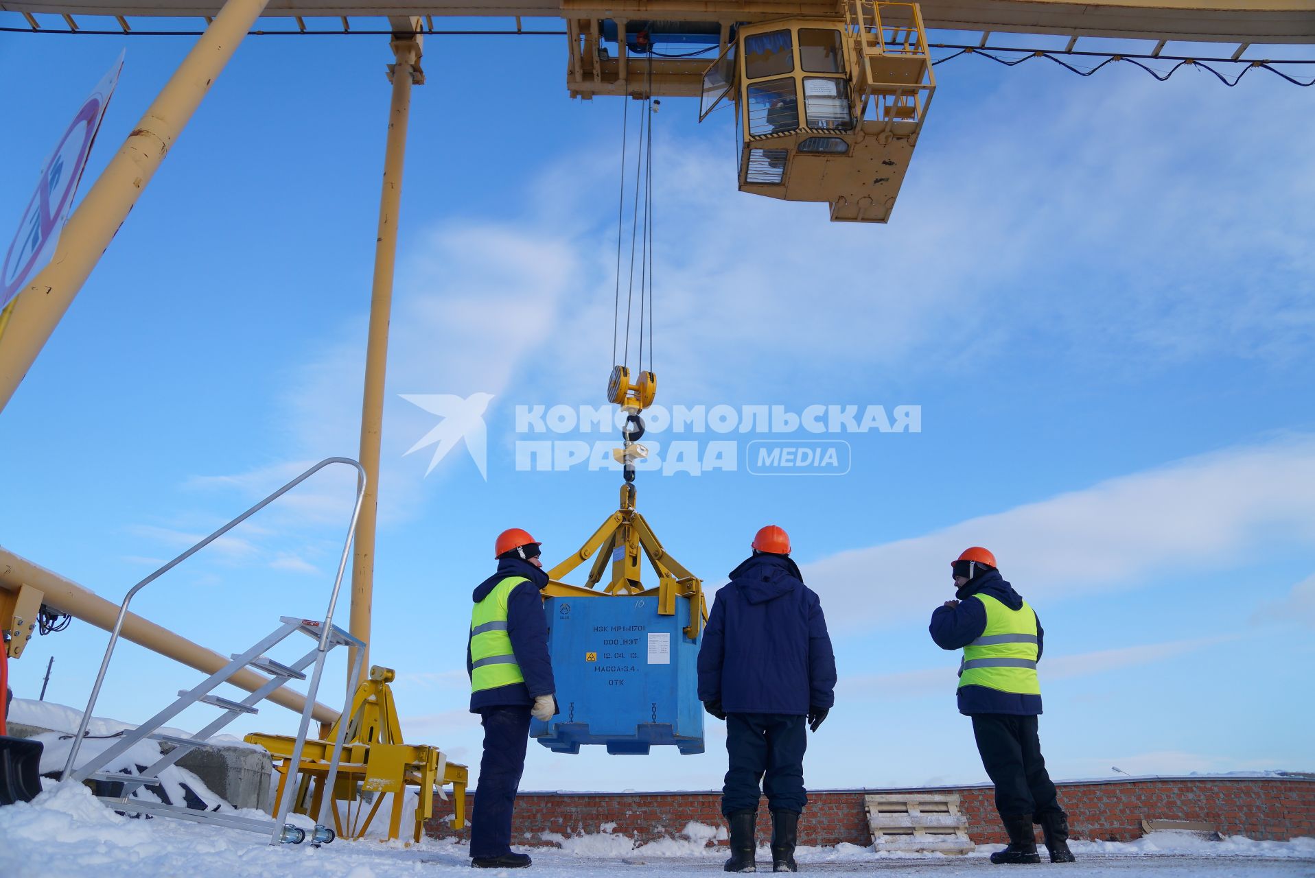 Новоуральск. Пункт приповерхностного захоронения радиоактивных отходов 3-4 класса. Погрузка контейнера с твердыми радиоактивными отходами в ячейку для захоронения